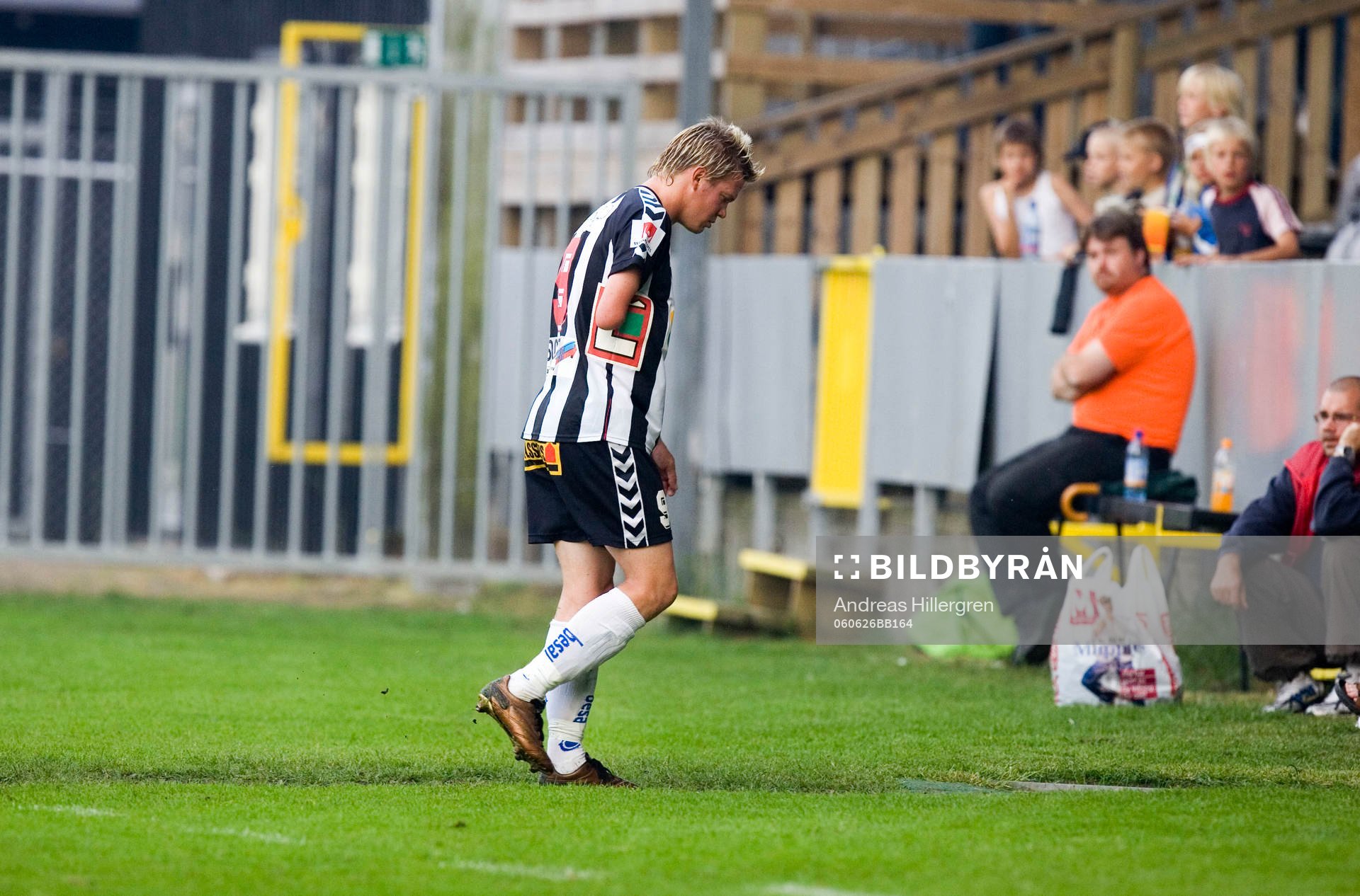  Håkan Söderstjerna, Landskrona får rött kort efter en ful glidtackling på Daniel Mendes, Degerfors av Domare Patrik Johansson.