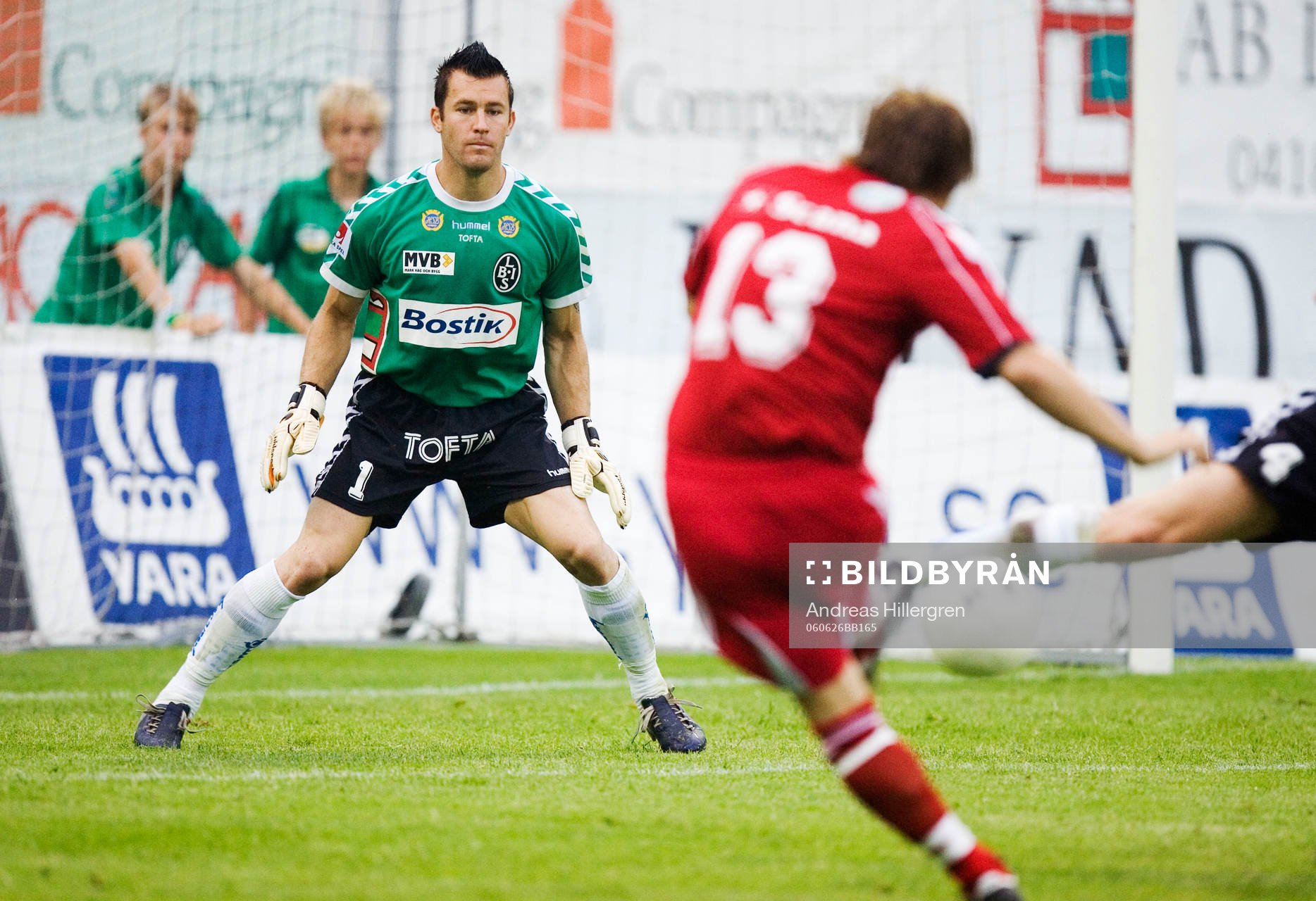 Mikael Eriksson, Degerfors skjuter på Lee Baxter,