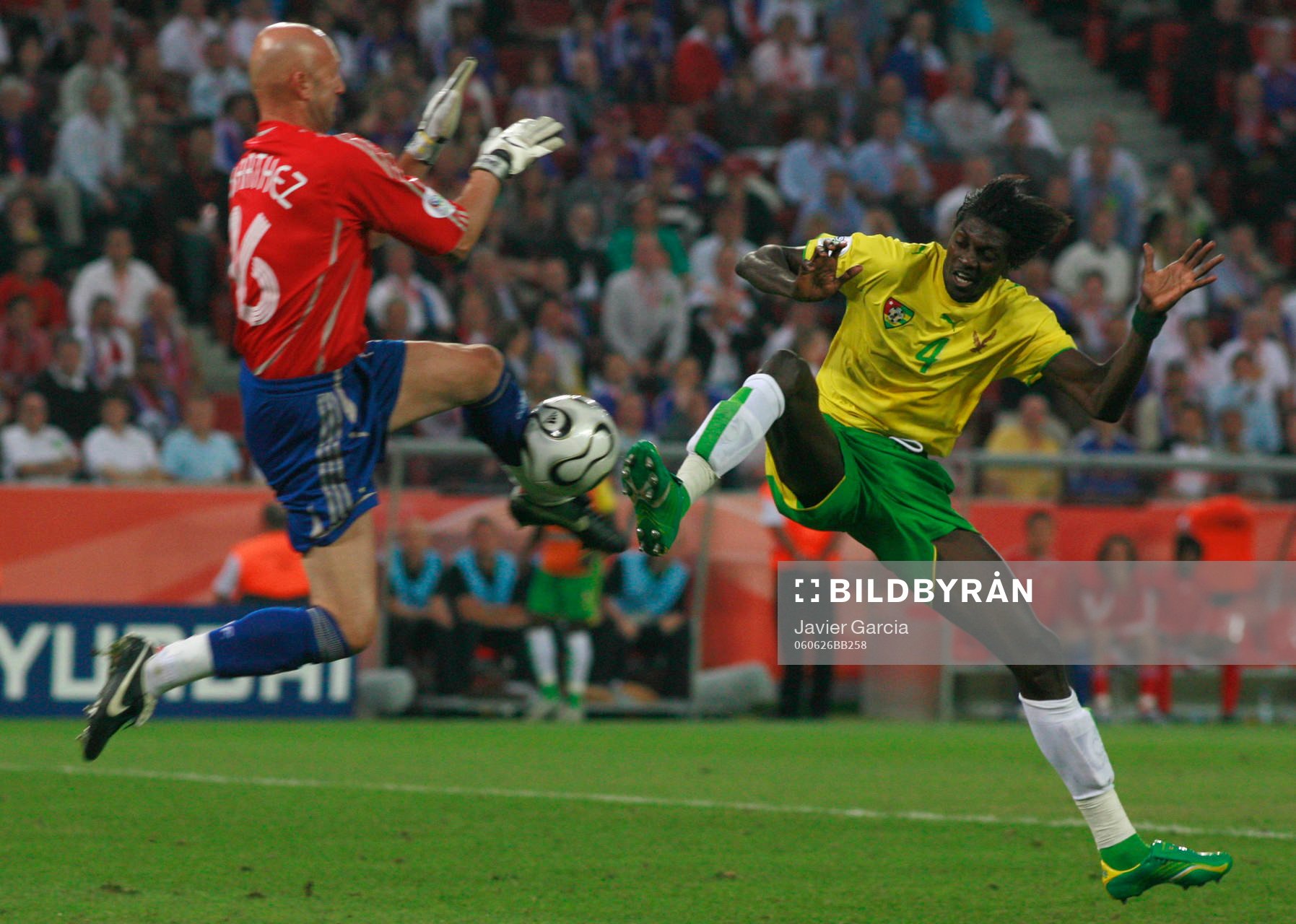 Fabien Barthez, Frankrike (Målvakt) och Emmanuel Adebayor,