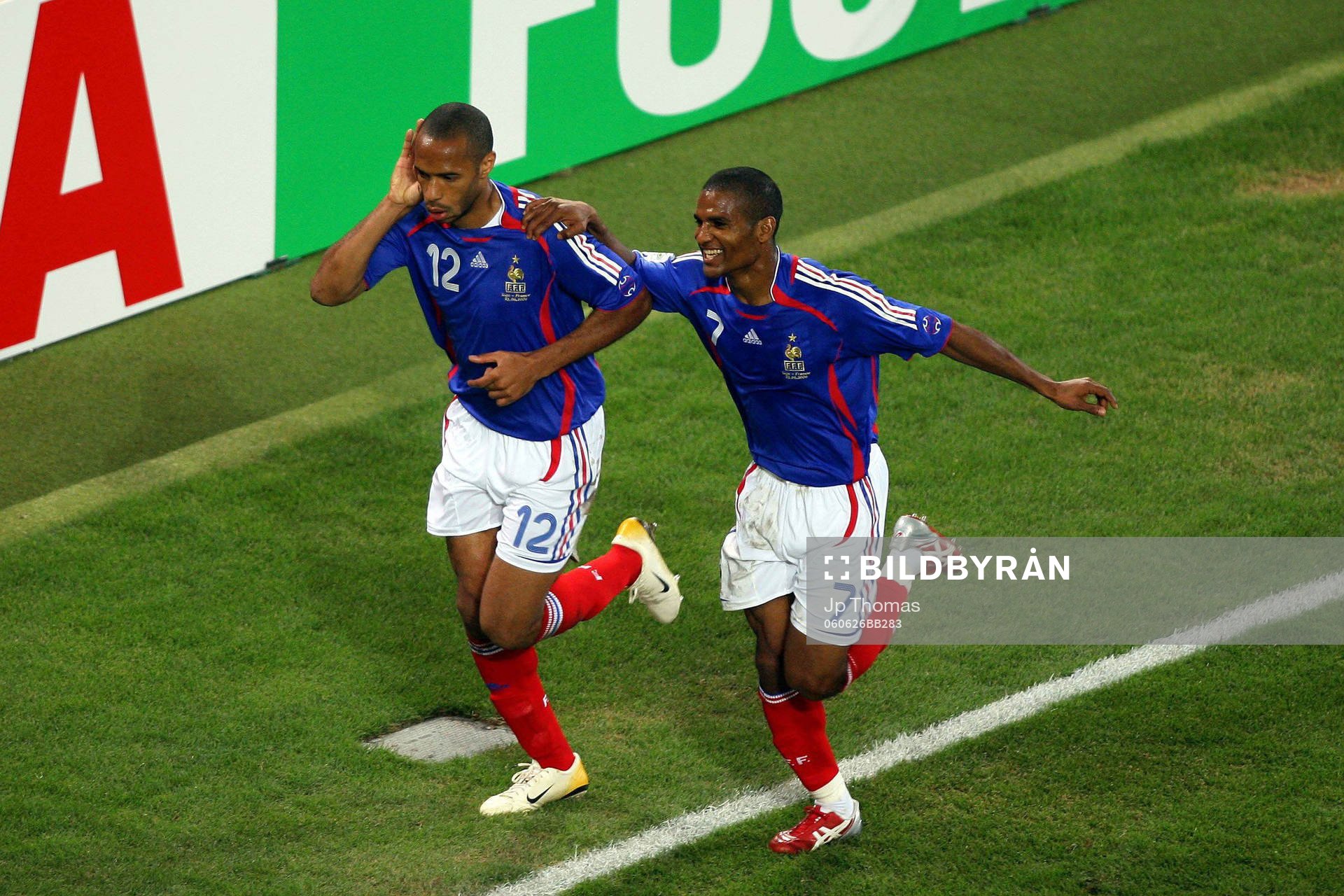 Florent Malouda och Thierry Henry (Jubel)