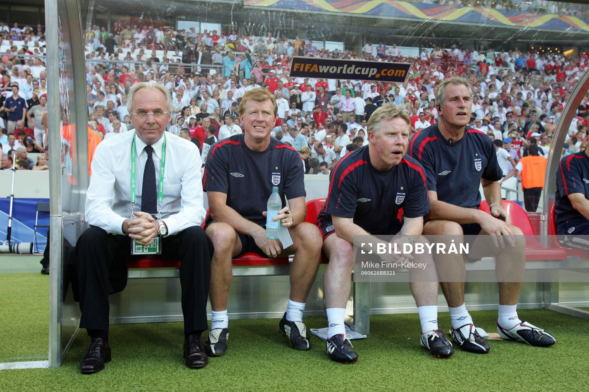 Sven Göran Eriksson (Sven-Göran Svennis Eriksson, Sven Göran Svennis Eriksson), förbundskapten England på bänken tillsammans med Steve McCLaren, Sammy Lee och Ray Clemence