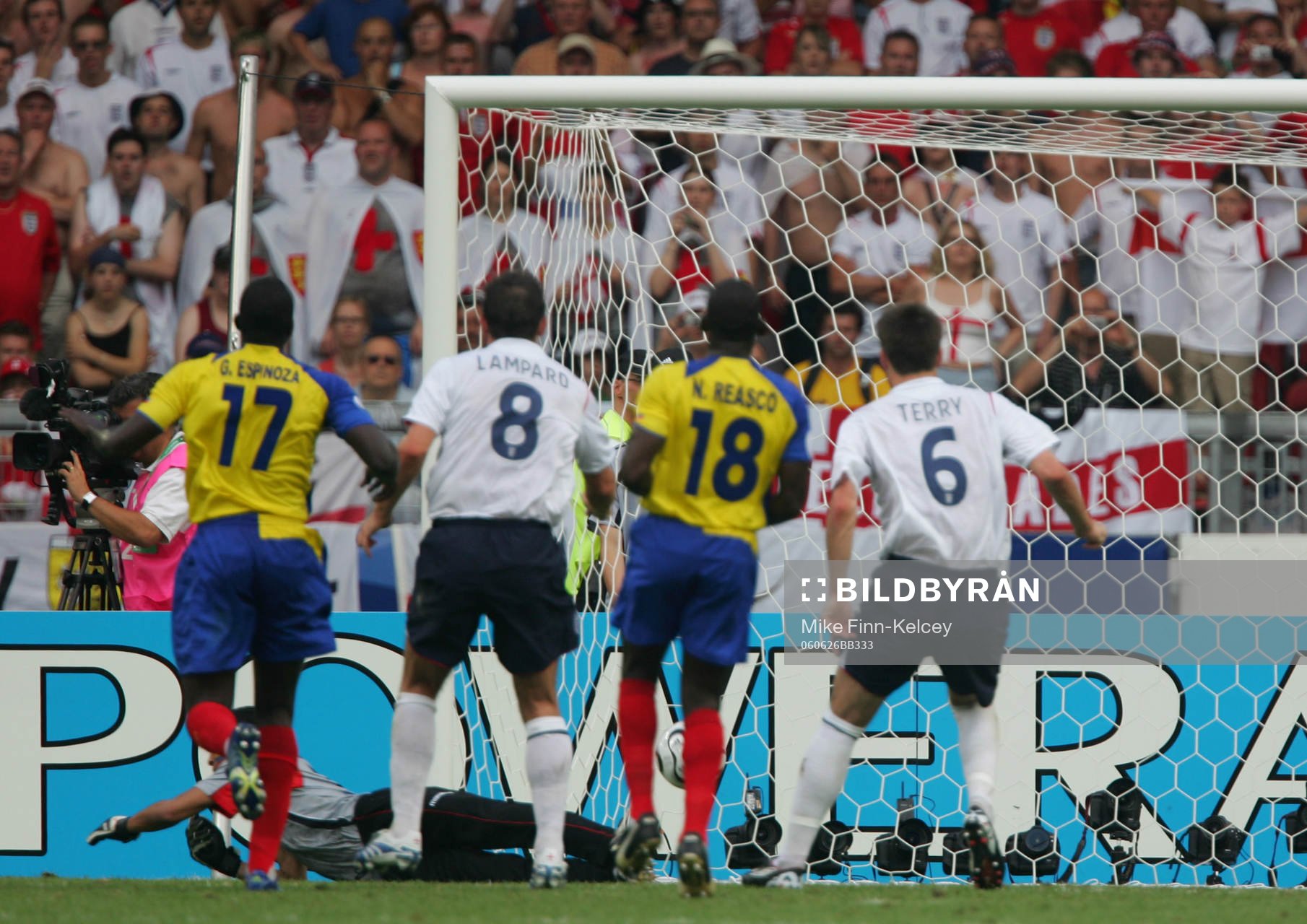 David Beckham, England slår in en frispark Cristian Mora,