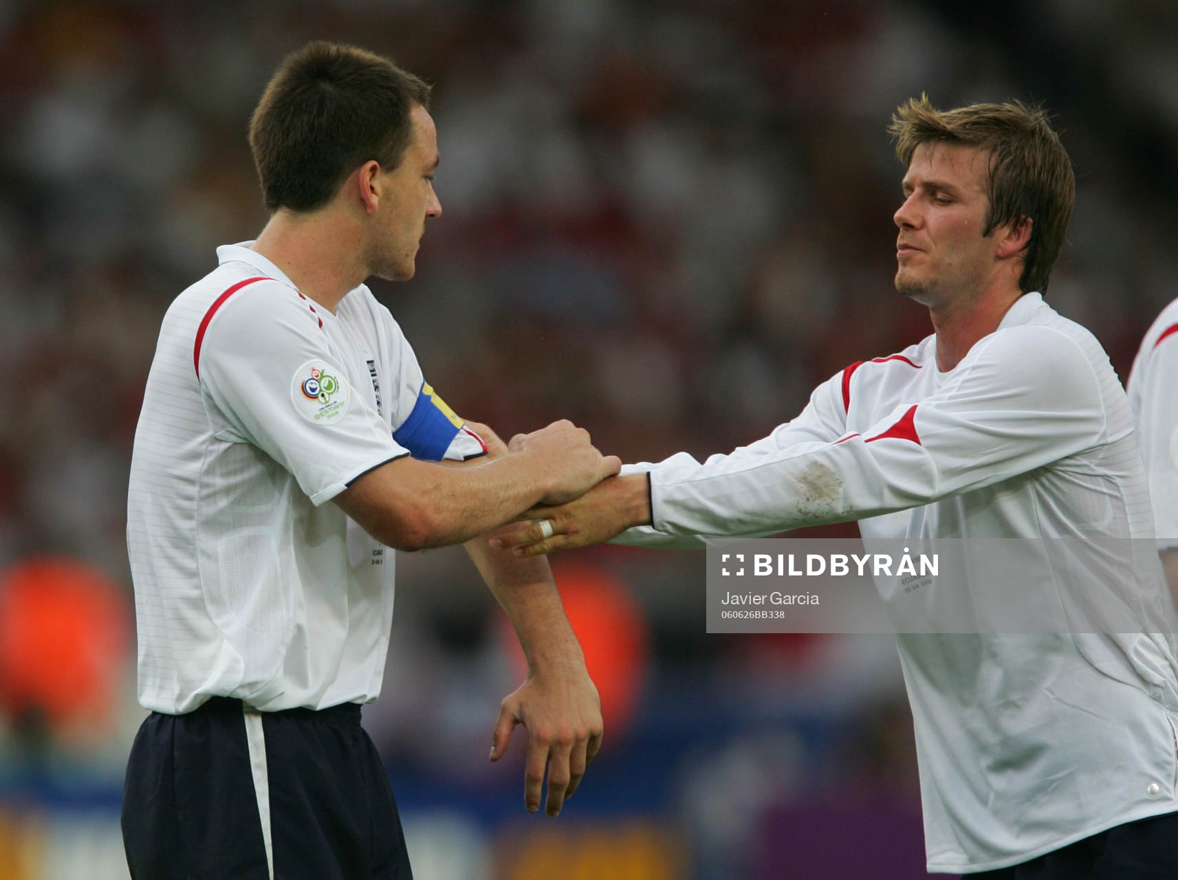 David Beckham överlåter kaptensbindeln till John Terry,
