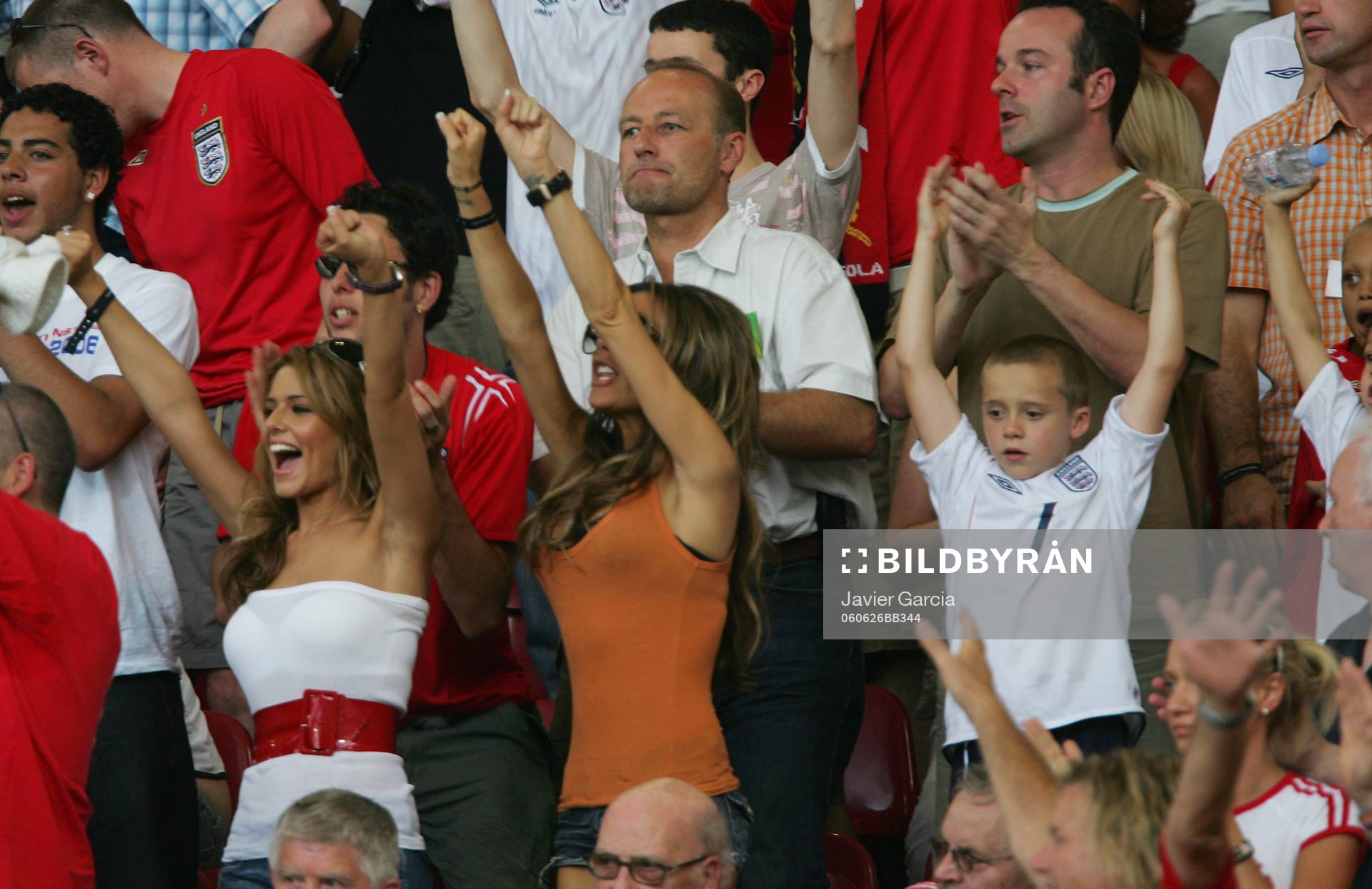 Alex Curran (Flickvän till Steven Gerrard) och Victoria och Brooklyn Beckham (Fru och son till David Beckham, England) jublar (Jubel)