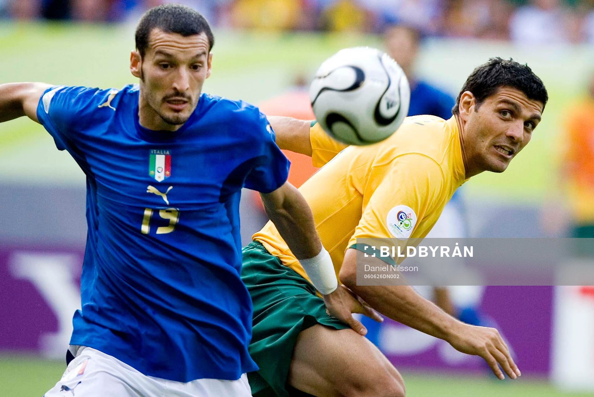 Gianluca Zambrotta, Italien och John Aloisi, Australien