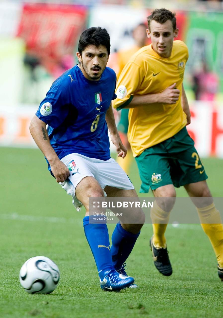 Fotboll, VM 2006, Italien - Australien: Gennaro Gattuso, Italien och Luke Wilkshire, Australien.