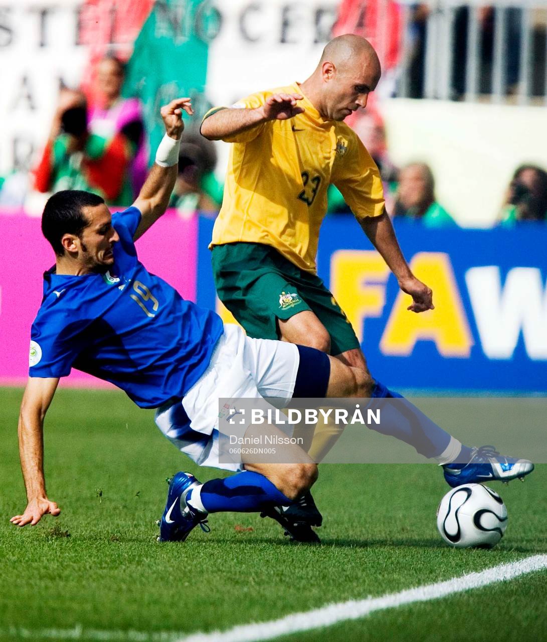 Fotboll, VM 2006, Italien - Australien: Gianluca Zambrotta, Italien och Marco Bresciano, Australien.