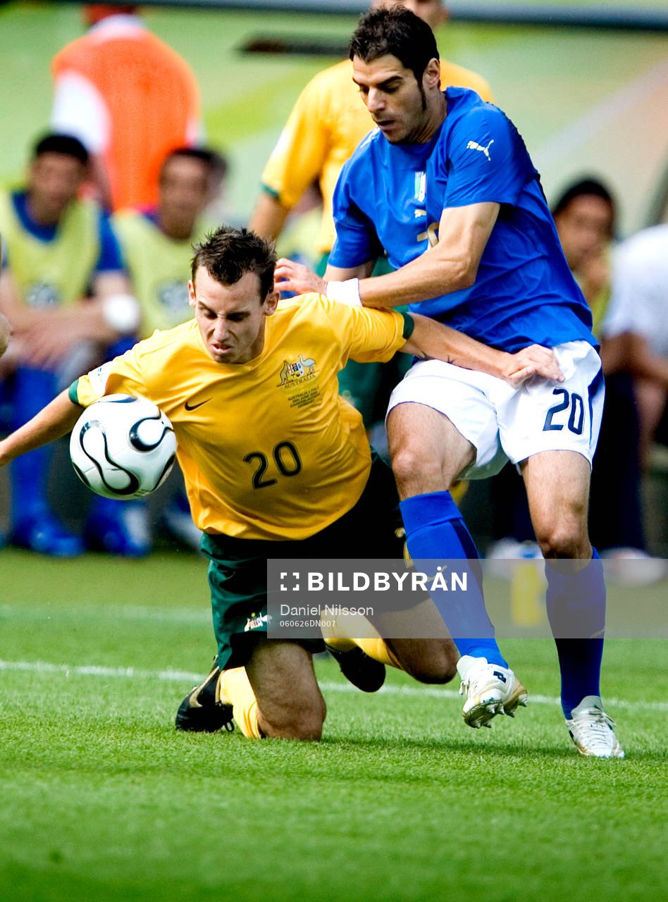  Simone Perrotta, Italien och Luke Wilkshire, Australien.