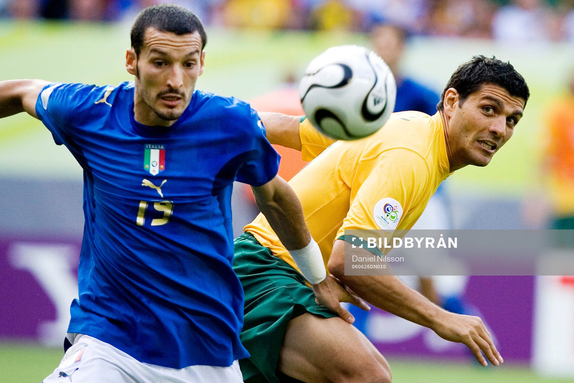 Gianluca Zambrotta, Italien och John Aloisi, Australien