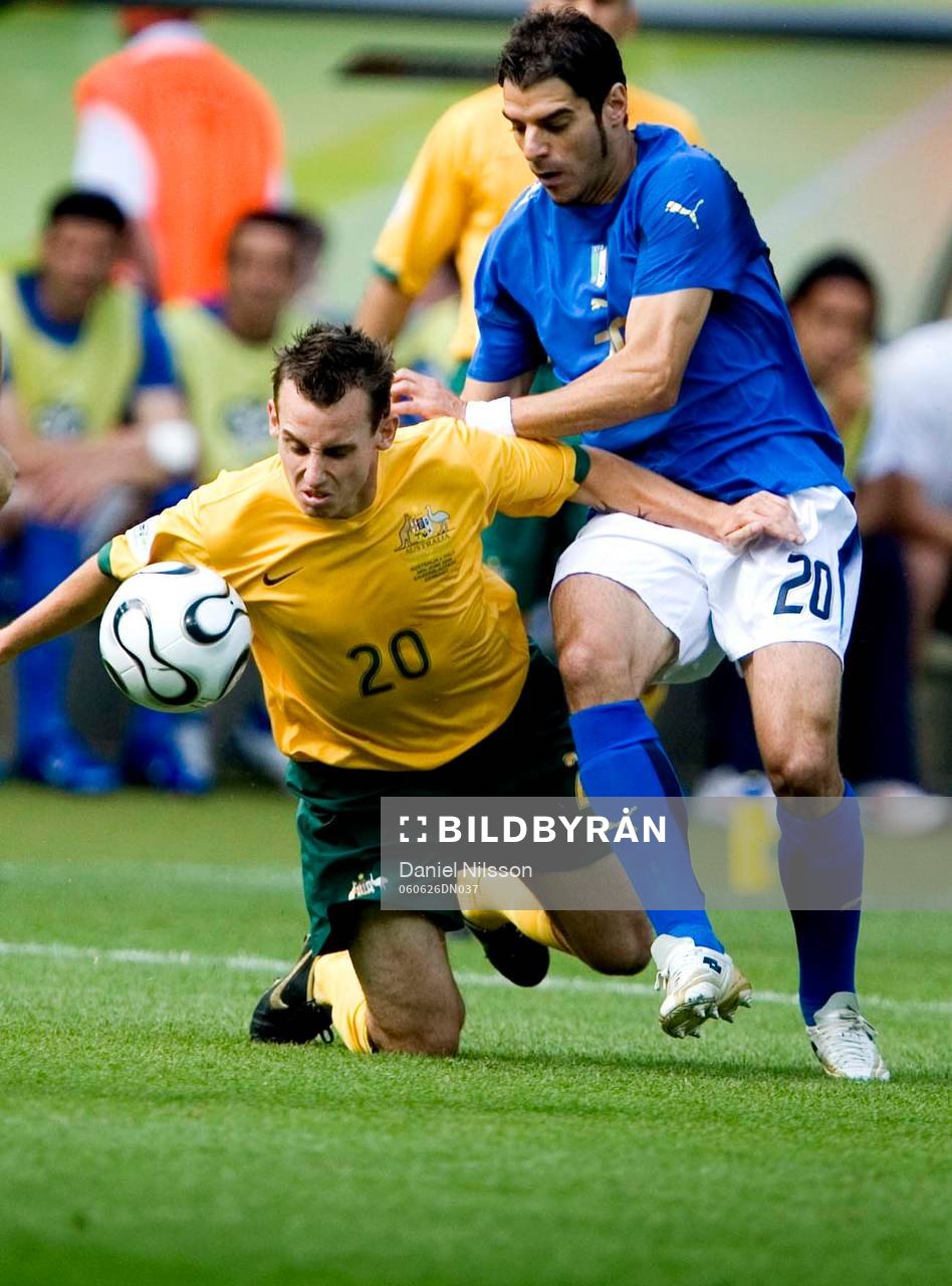 Fotboll, VM 2006, Italien - Australien: Simone Perrotta, Italien och Luke Wilkshire, Australien.