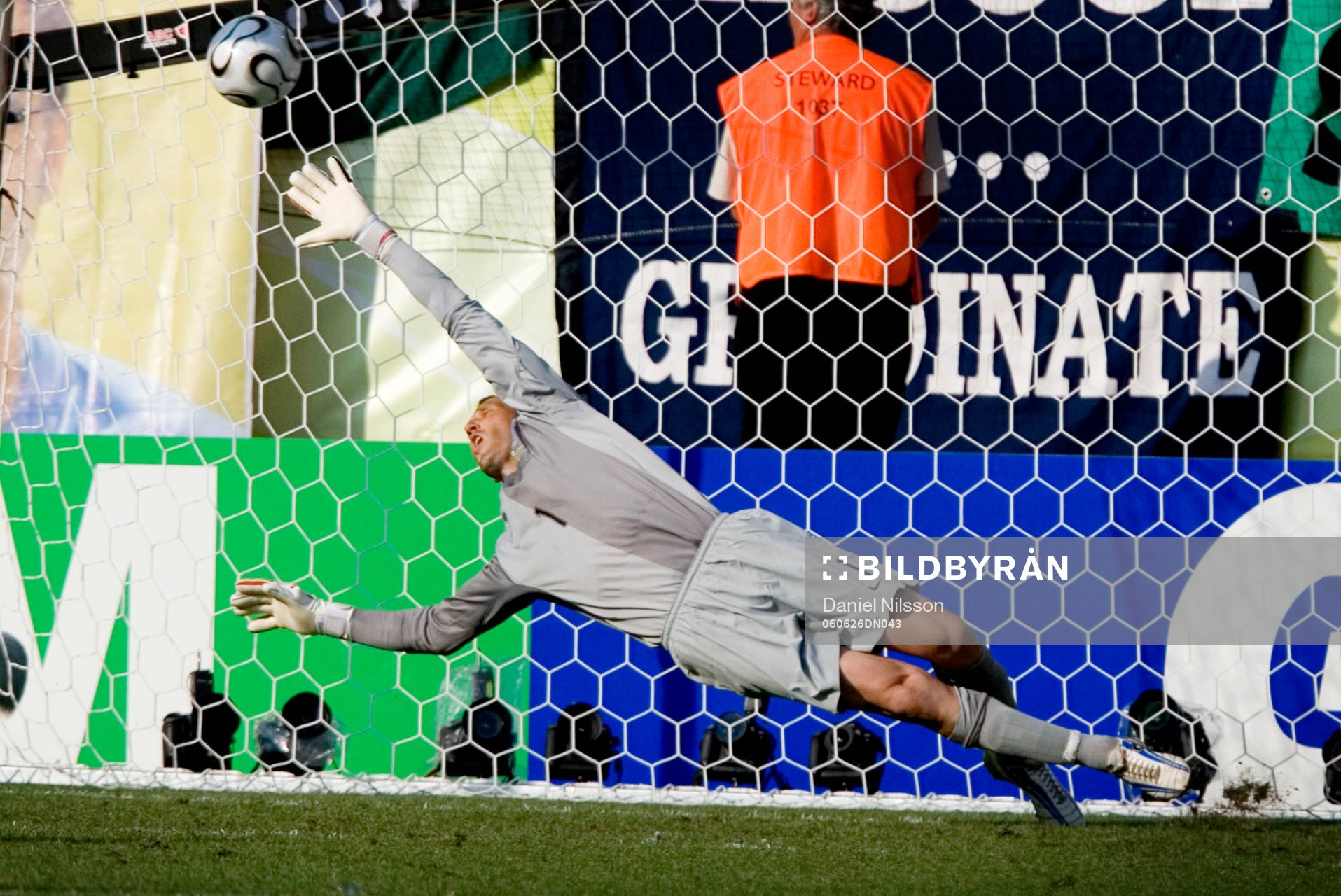 Mark Schwarzer, (målvakt) Australien slänger sig