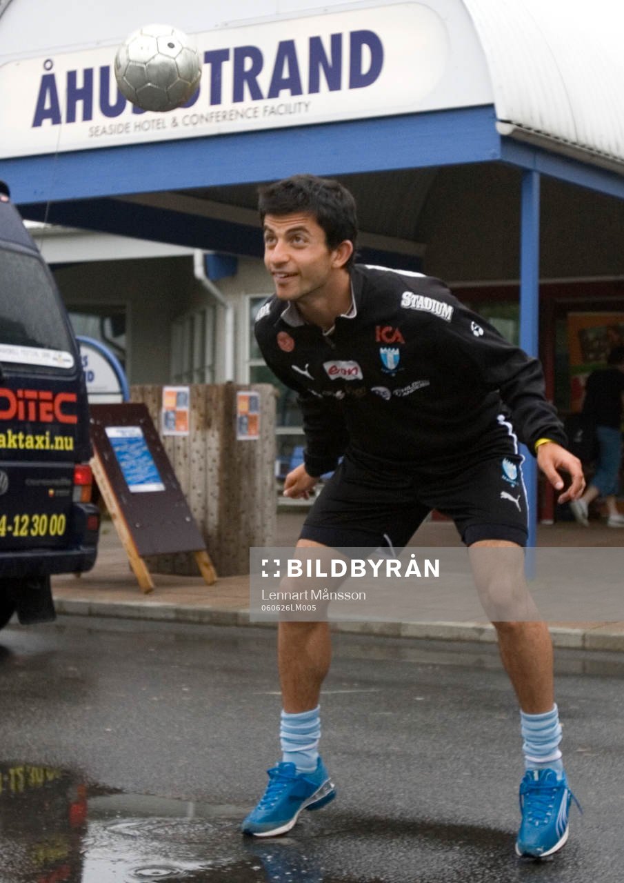 De yngre spelarna kickar boll utanför Hotel Åhusstrand