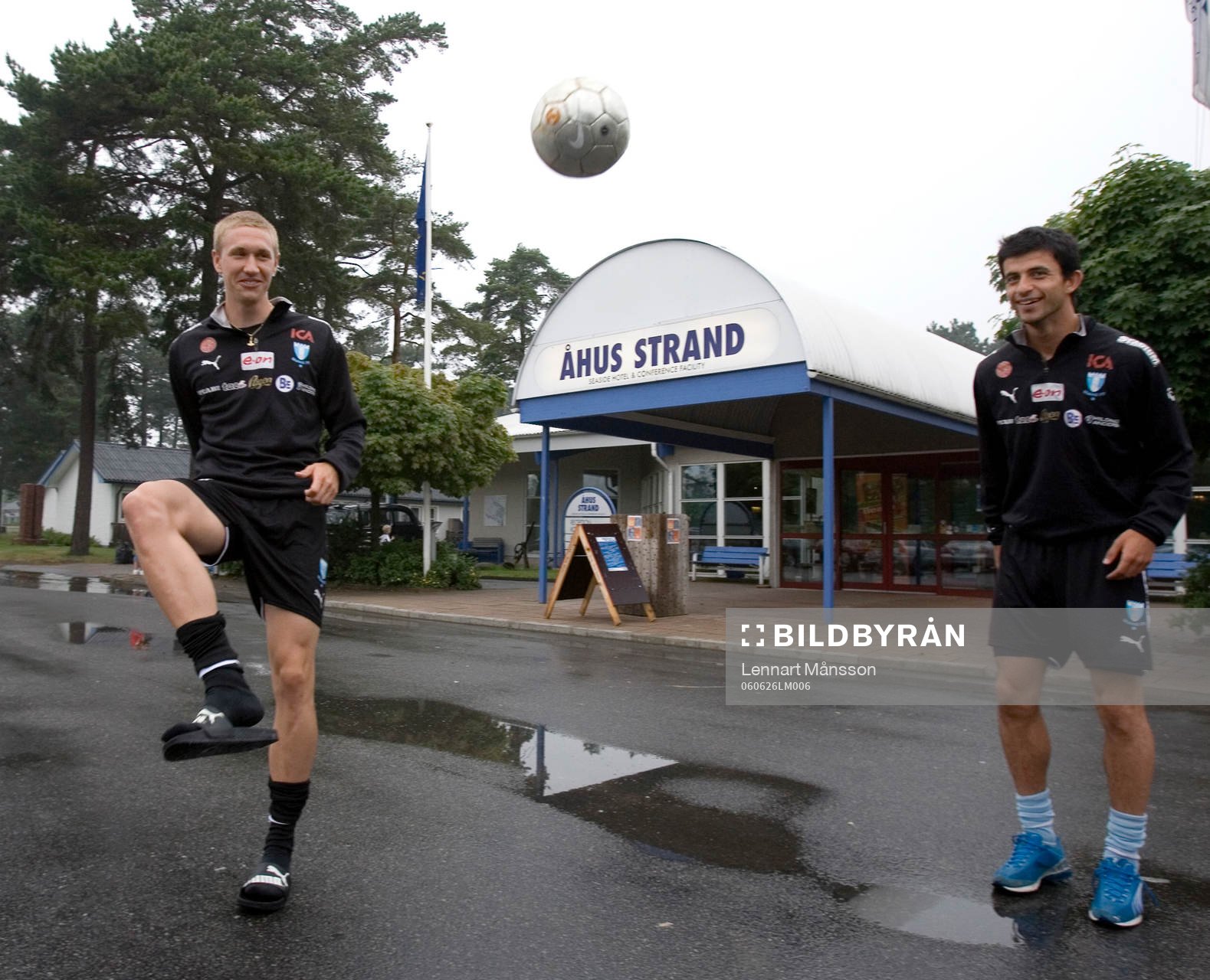 De yngre spelarna kickar boll utanför Hotel Åhusstrand