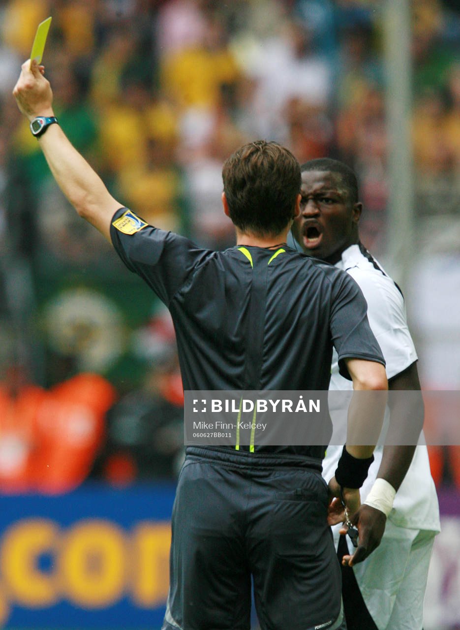 Sulley Muntari, Ghana får ett gult kort