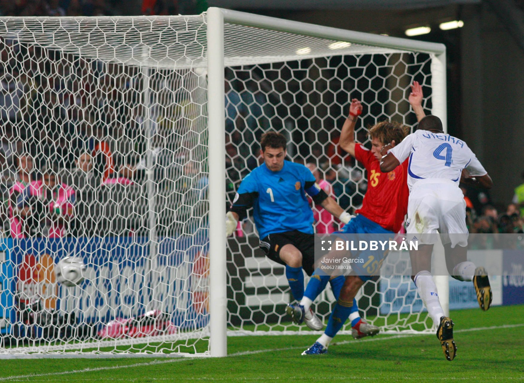 Patrick Vieira, Frankrike nickar in 1-2 bakom Sergio Ramos