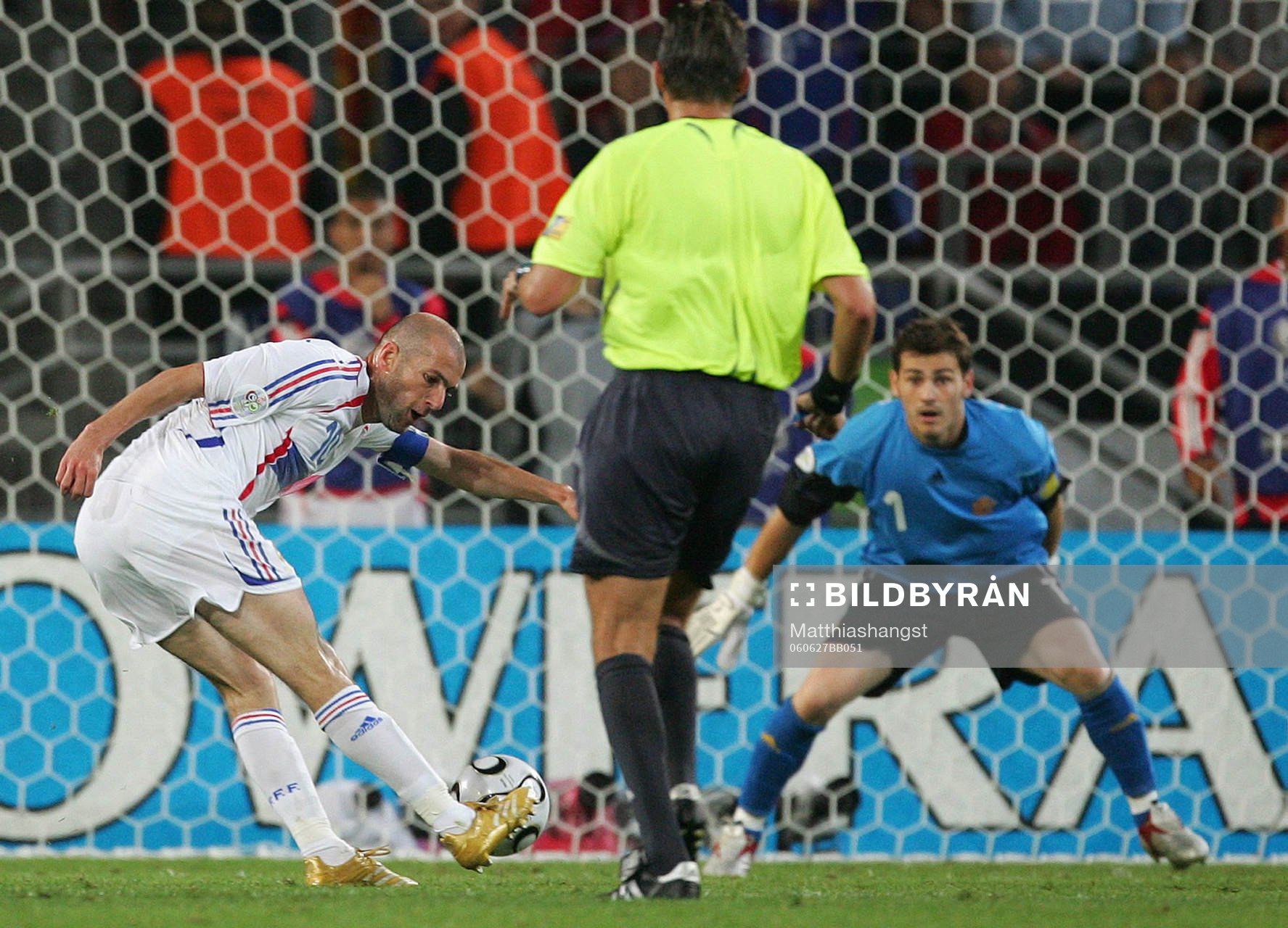 Zinedine Zidane, Frankrike gör mål på Iker Casillas,