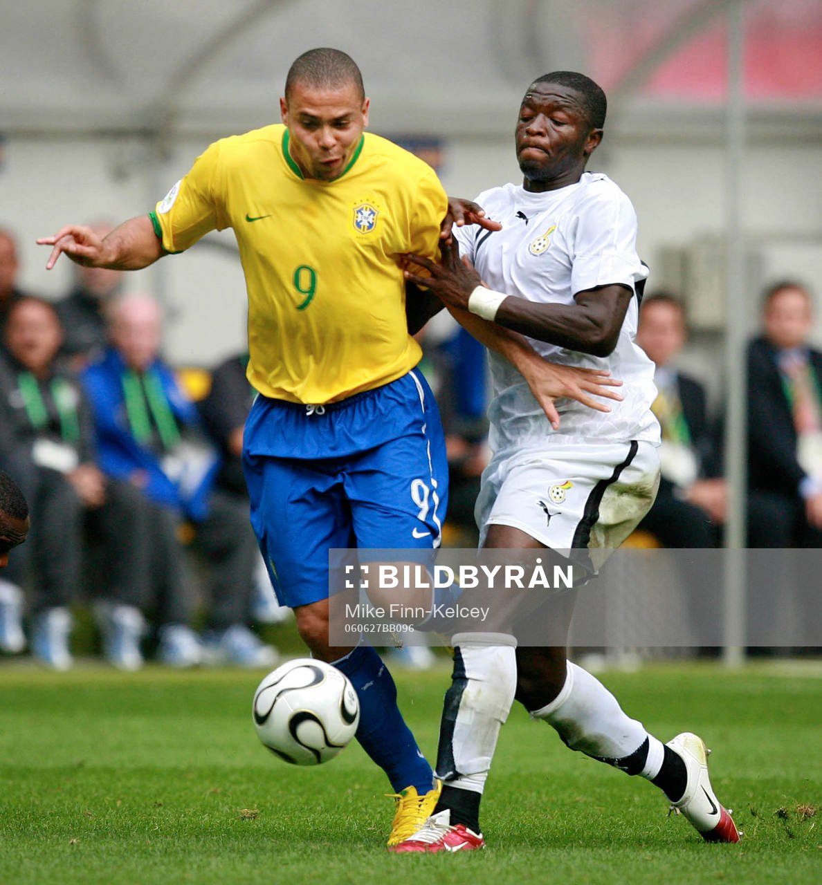 Ronaldo, Brasilien springer ifrån Sulley Muntari, Ghana