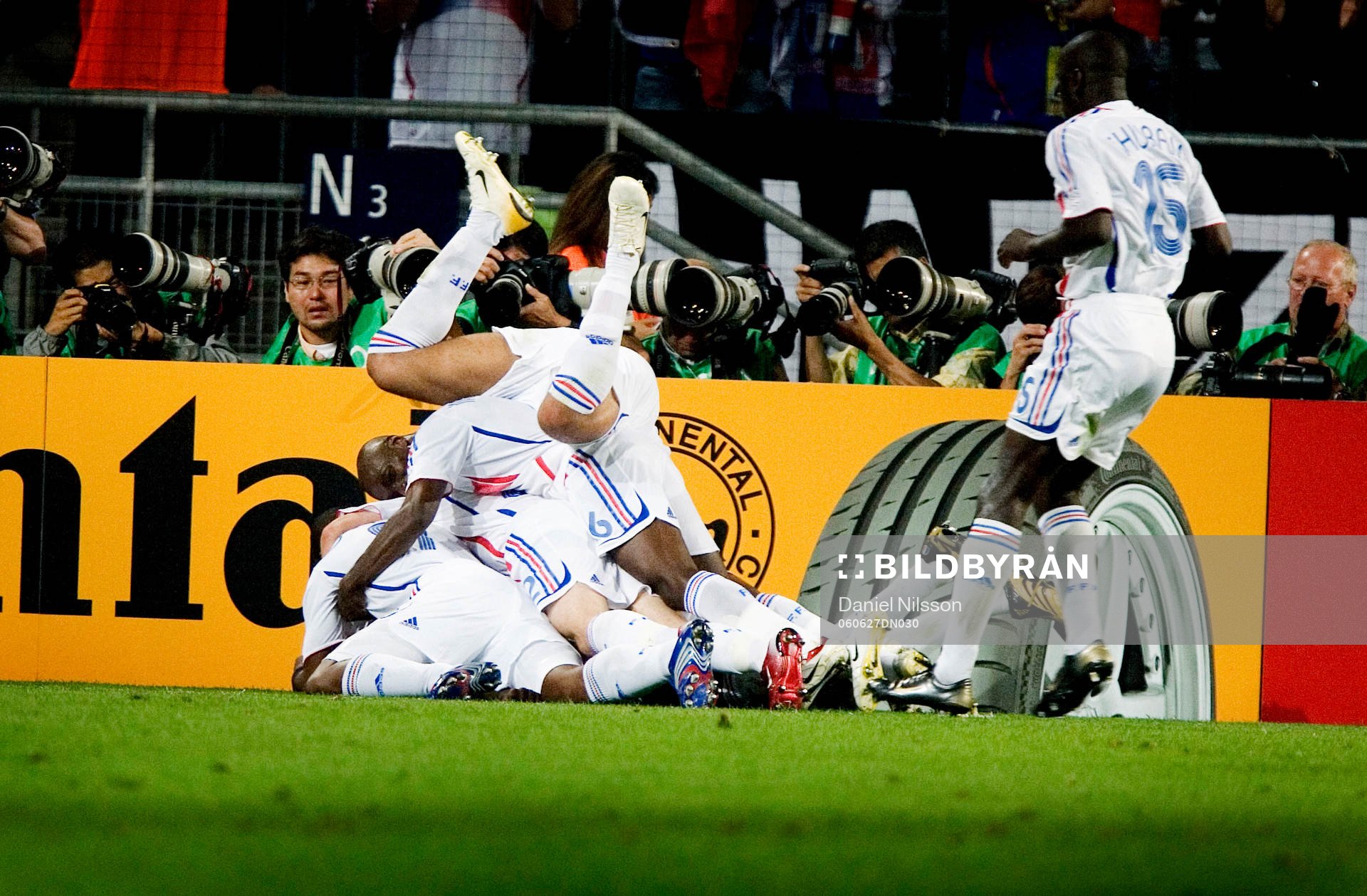 7 Fotboll, VM 2006, Frankrike, jubel i en hög