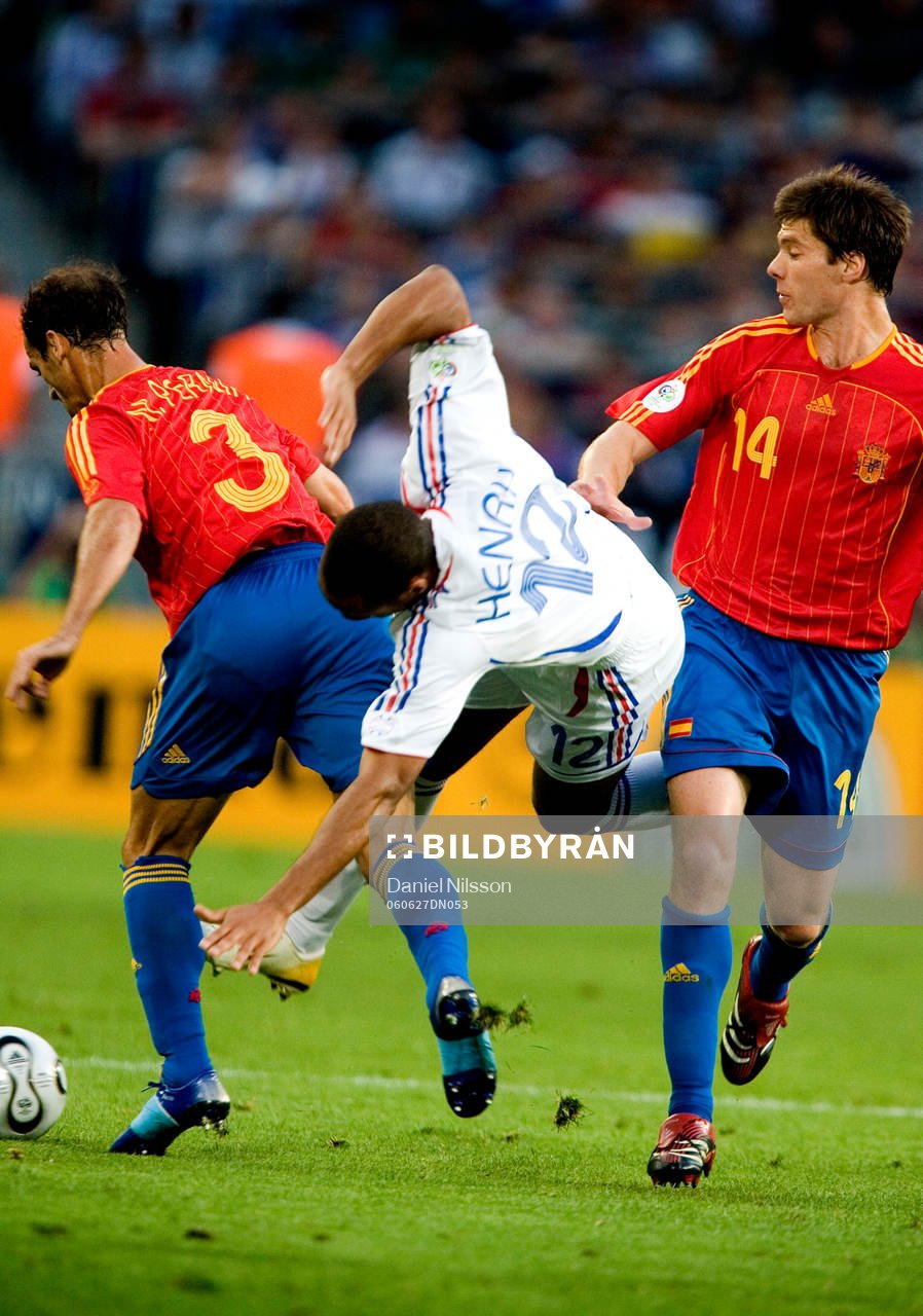  Thierry Henry, Frankrike stoppas av Mariano Pernia och Xabi Alonso, Spanien