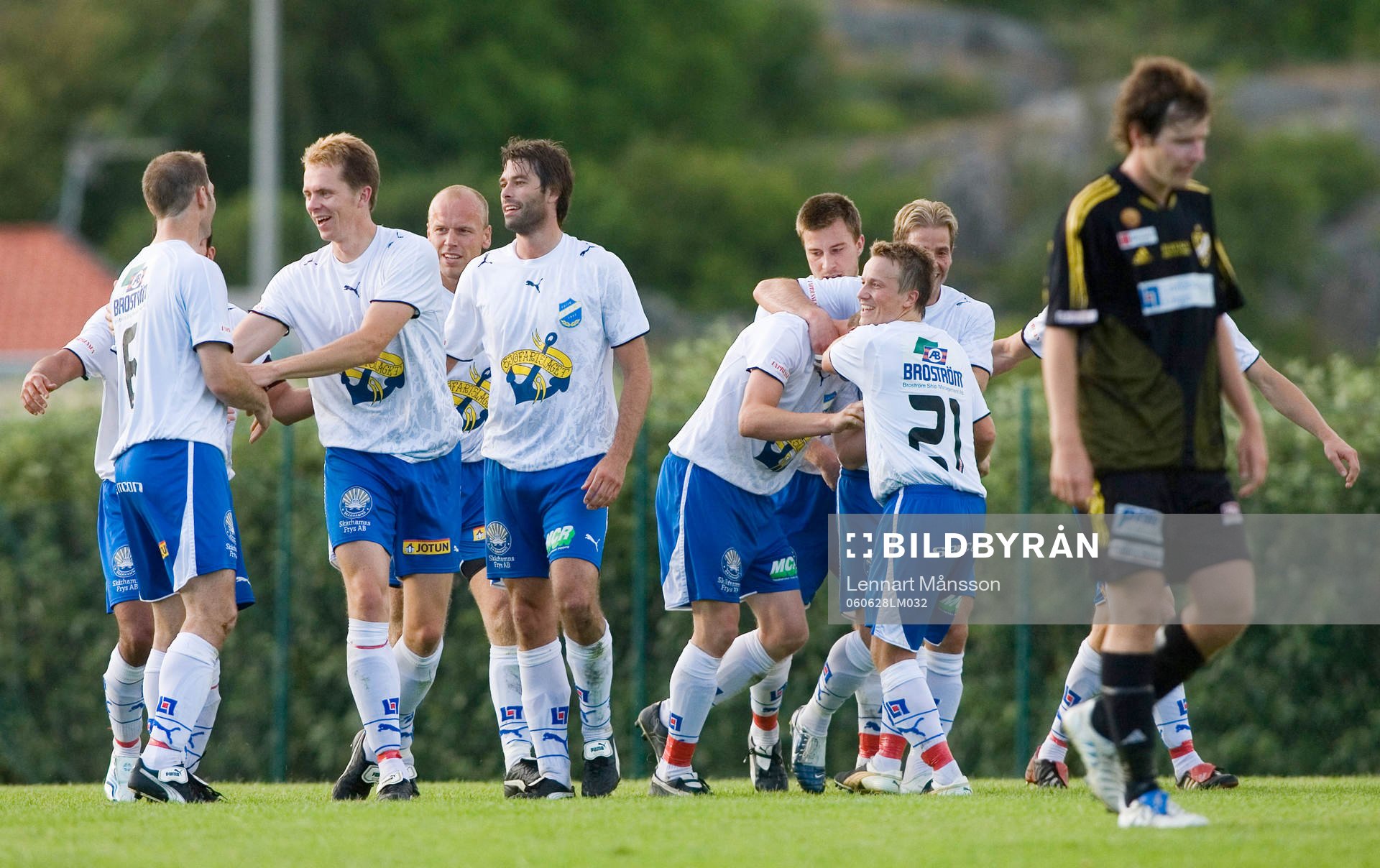 3-målsskytten Niclas Löfgren och Skärhamn jublar, David