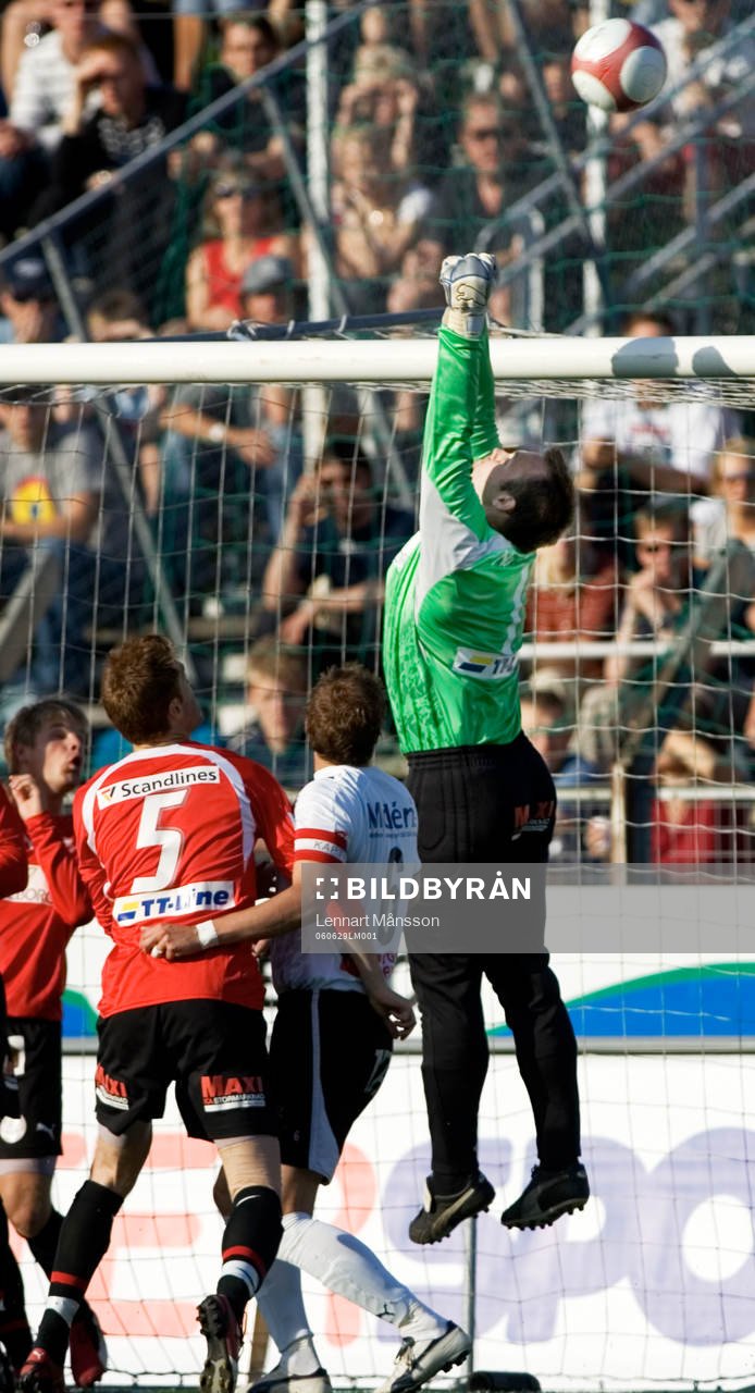 Fredrik Persson, målvakt, Trelleborg boxar ut bollen