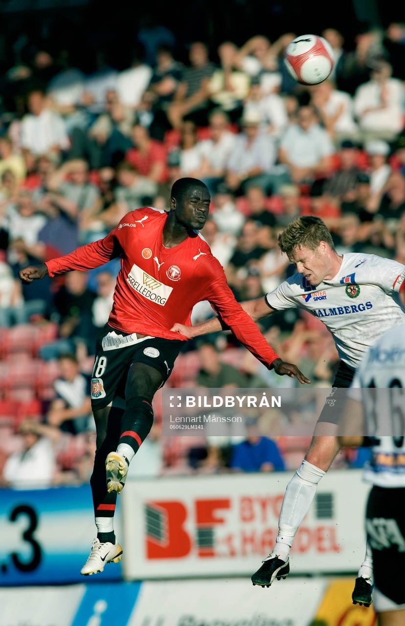 Målskytten Michael Mensah vinner nickduell