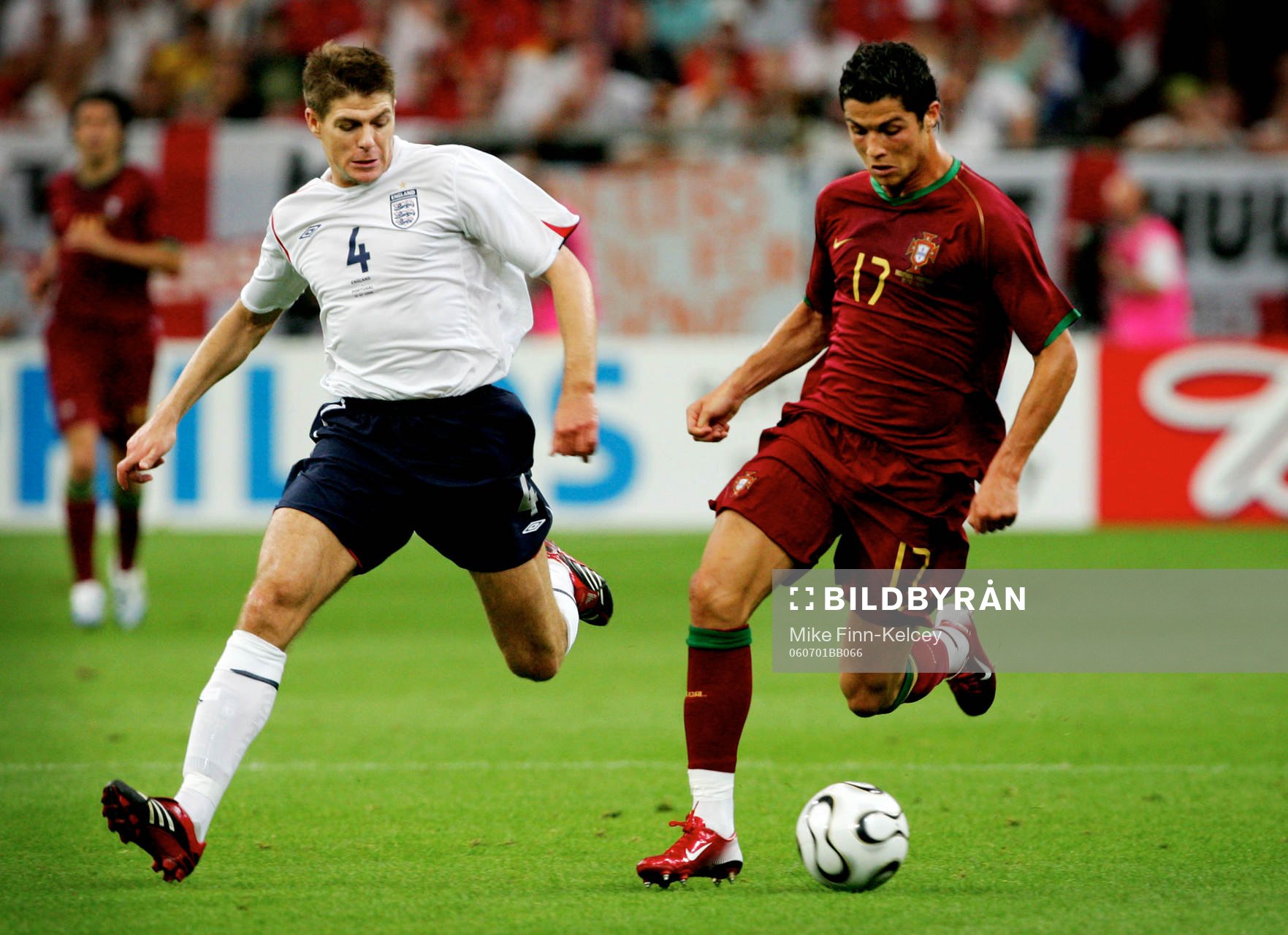 Steven Gerrard, England jagar Cristiano Ronaldo, Portugal