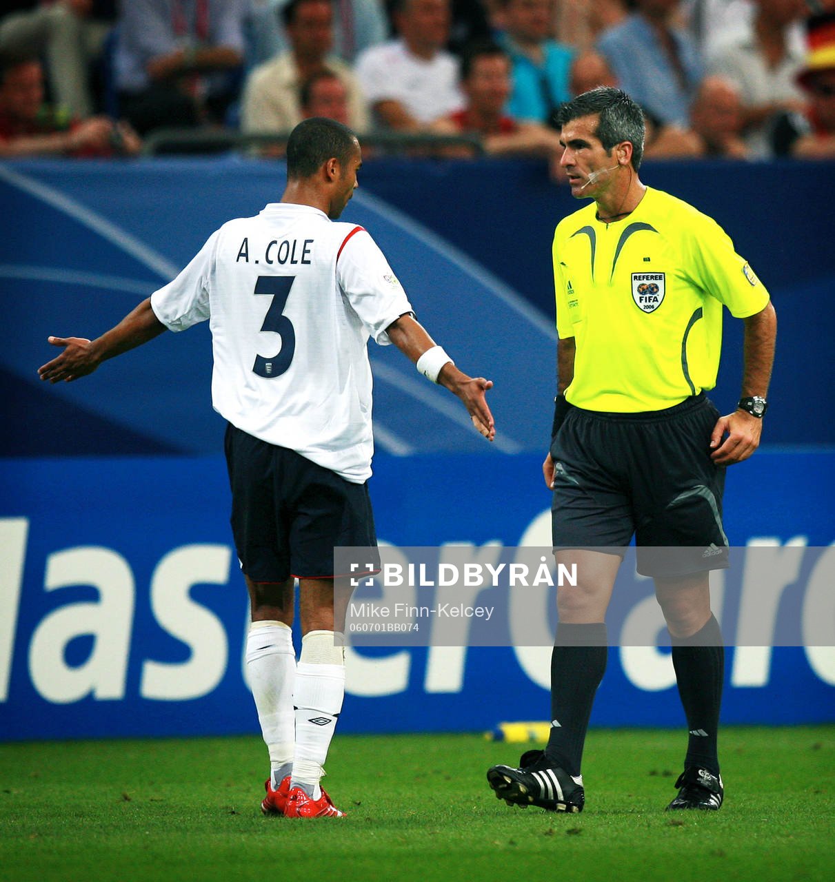 Horacio Elizondo, domare och Ashley Cole, England