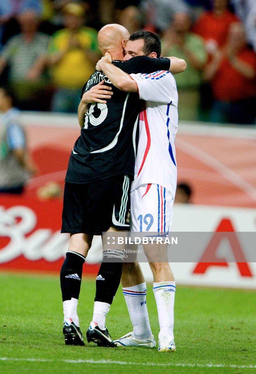  Fabien Barthez (målvakt) och Willy Sagnol, Frankrike, jubel efetr segern.