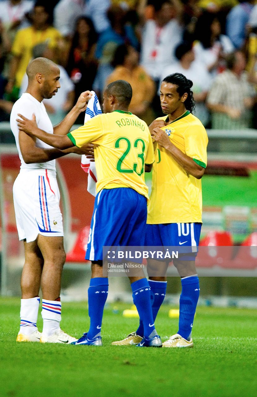 Thierry Henry, Frankrike, byter tröja med Ronaldinho,