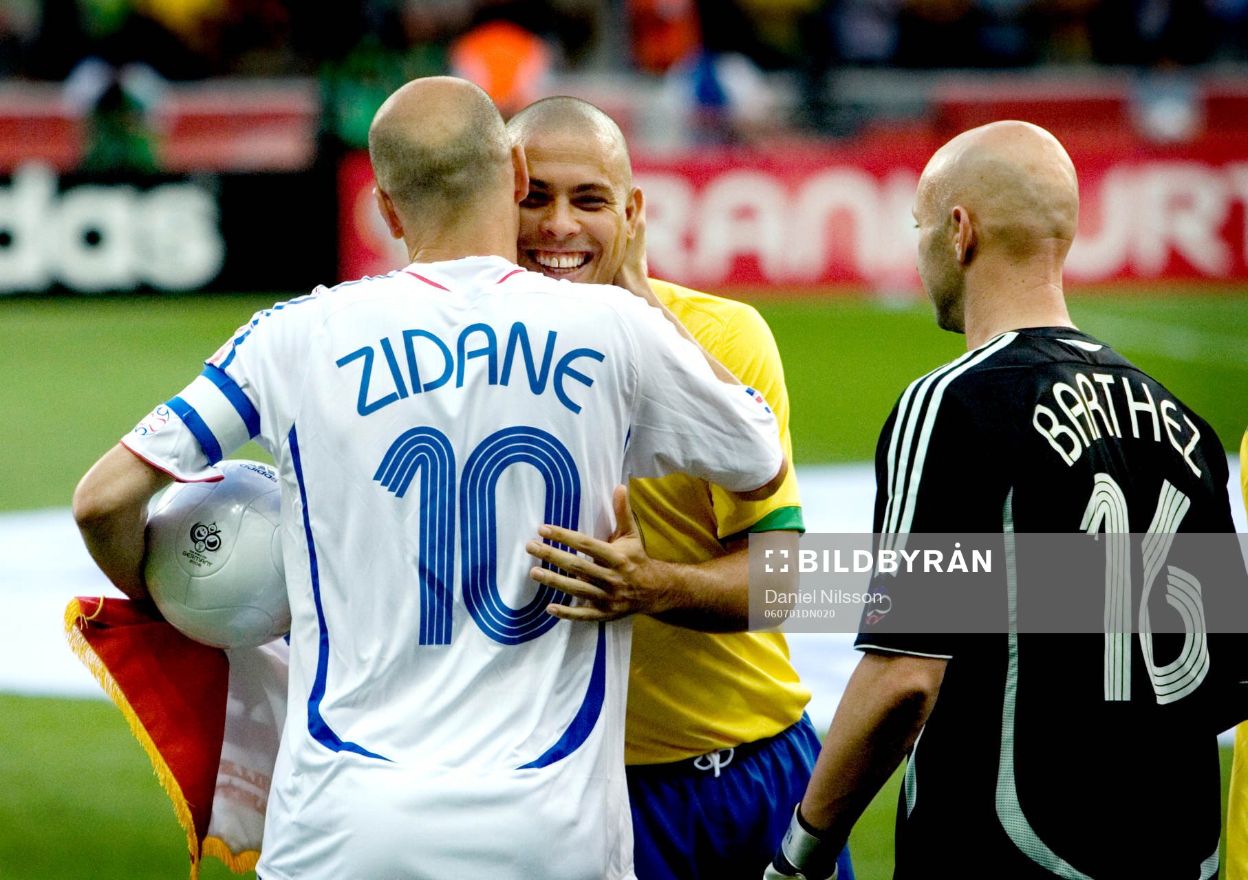  Zinedine Zidane och Fabien Barthez (målvakt) Frankrike häslar på Ronaldo, Brasilien, innan matchen.
