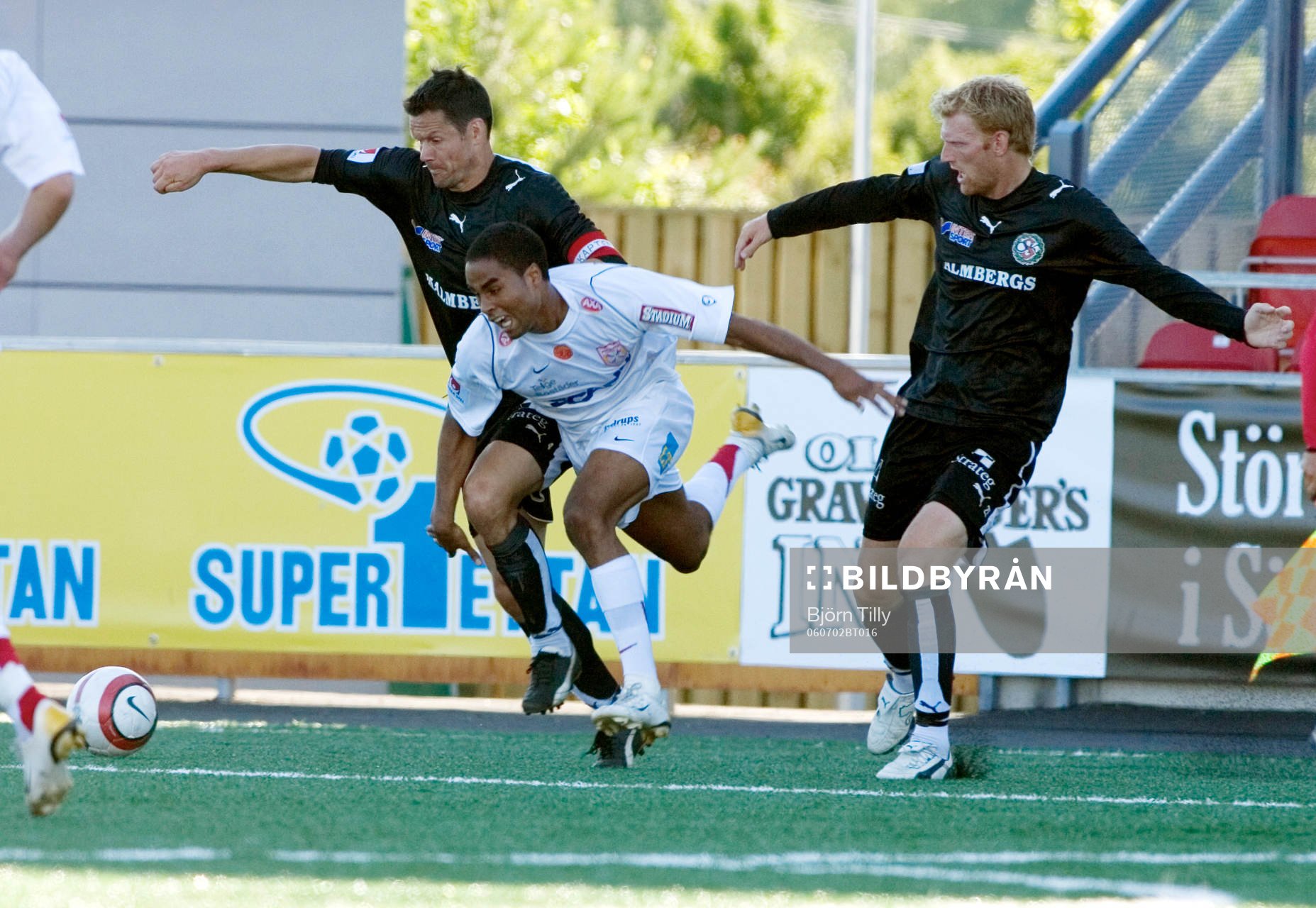 Patrick Amoah, Assyriska, stoppas av Thomas Andersson och