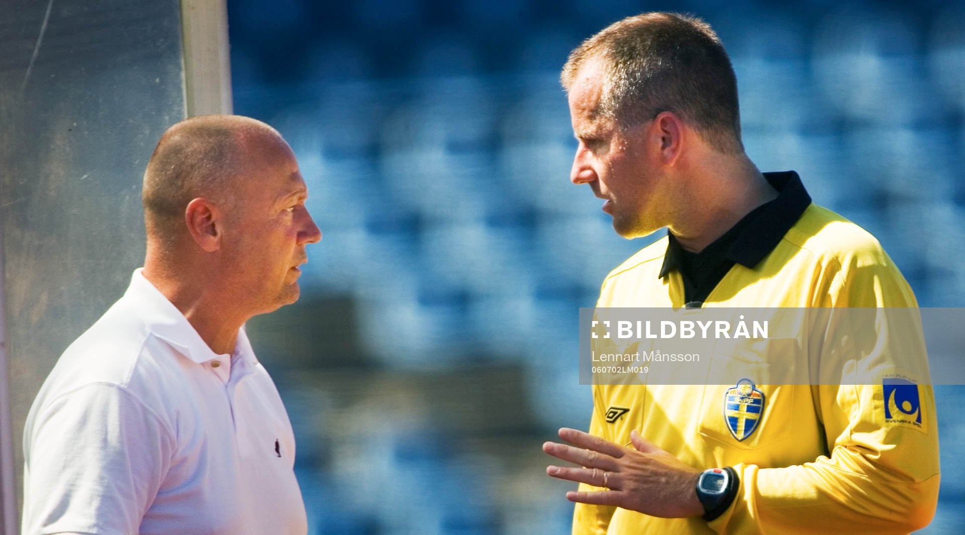 Sören Åkeby, tränare, Malmö FF i samspråk med domare