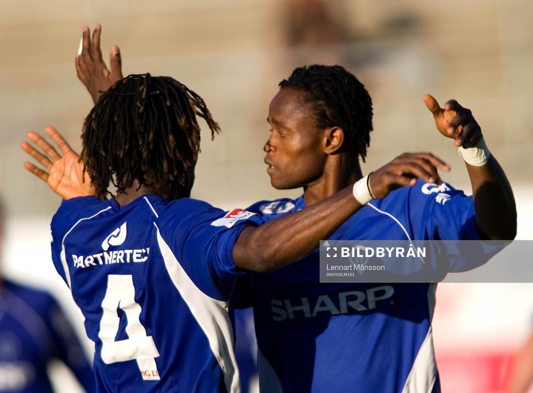 Blaise Mbemba (4) och Sheriff Suma, jubel
