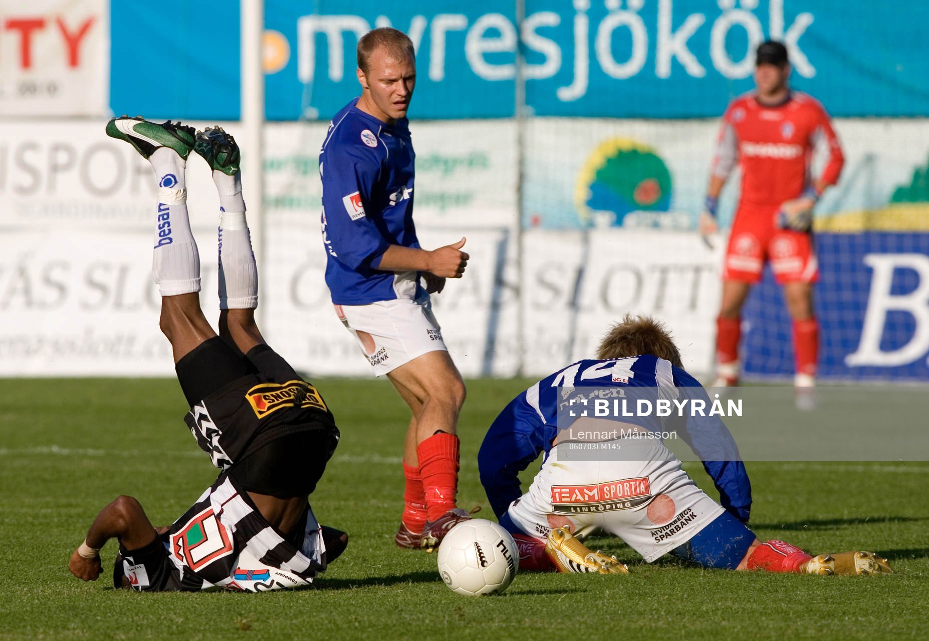 Johan Niklasson har fått Amuneke på fall, men bilden