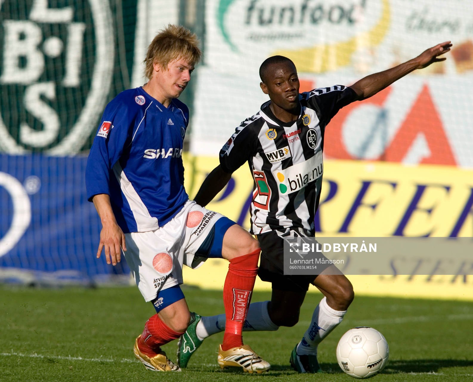  En Åtvidabergs-spelare dansar med Amuneke. 