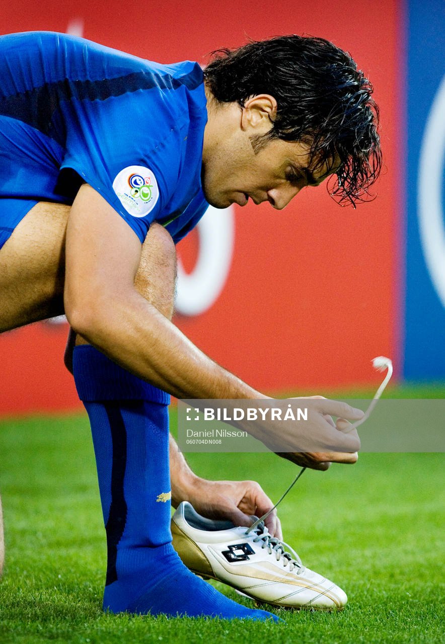 Luca Toni, Italien knyter skon. Fotbollsko