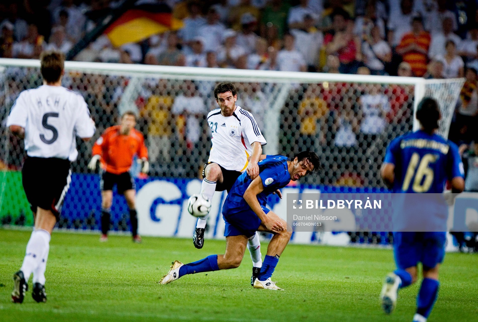 Per Mertesacker, Tyskland och Luca Toni, Italien