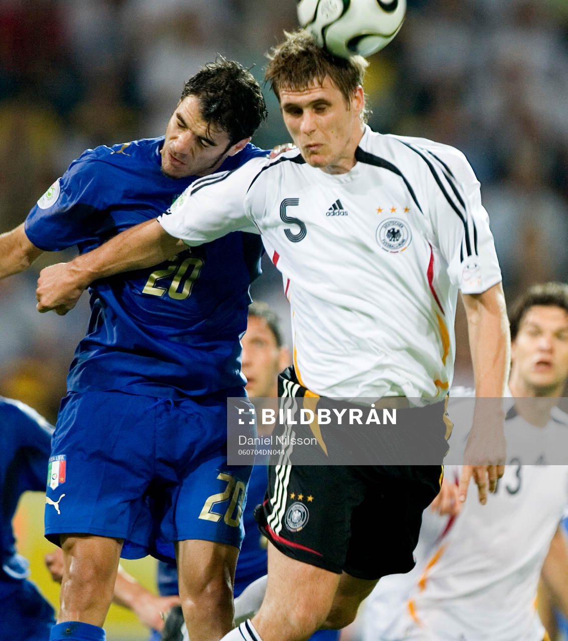  Simone Perrotta, Italien, Sebastian Kehl, Tyskland i duell.