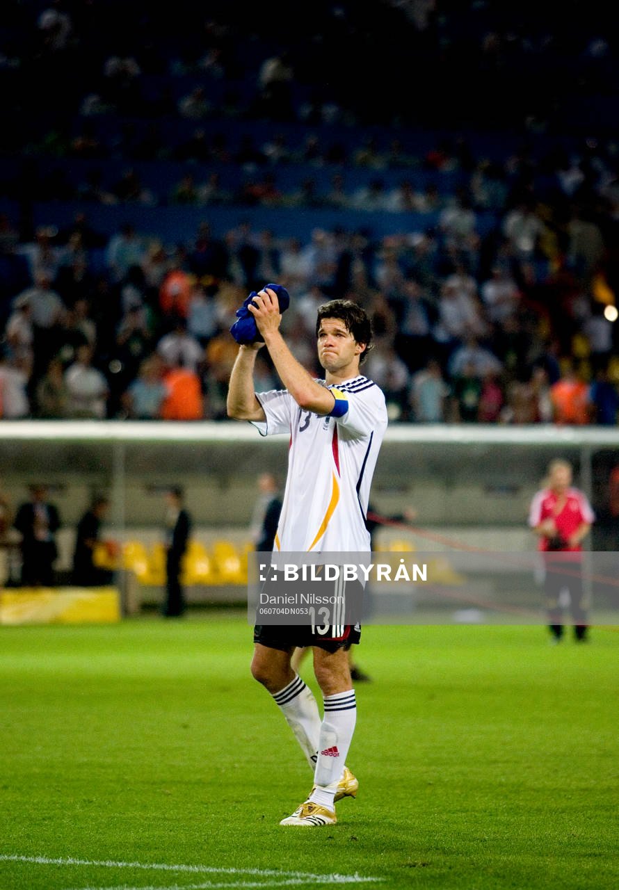 Michael Ballack, Tyskland, grät