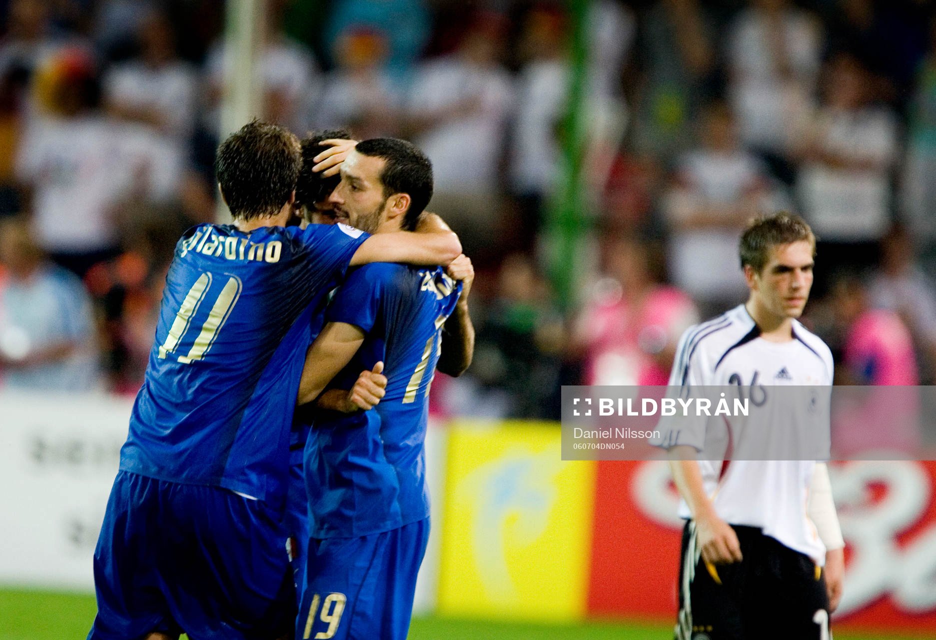 Jubel i Italien och Philipp Lahm, Tyskland, depp