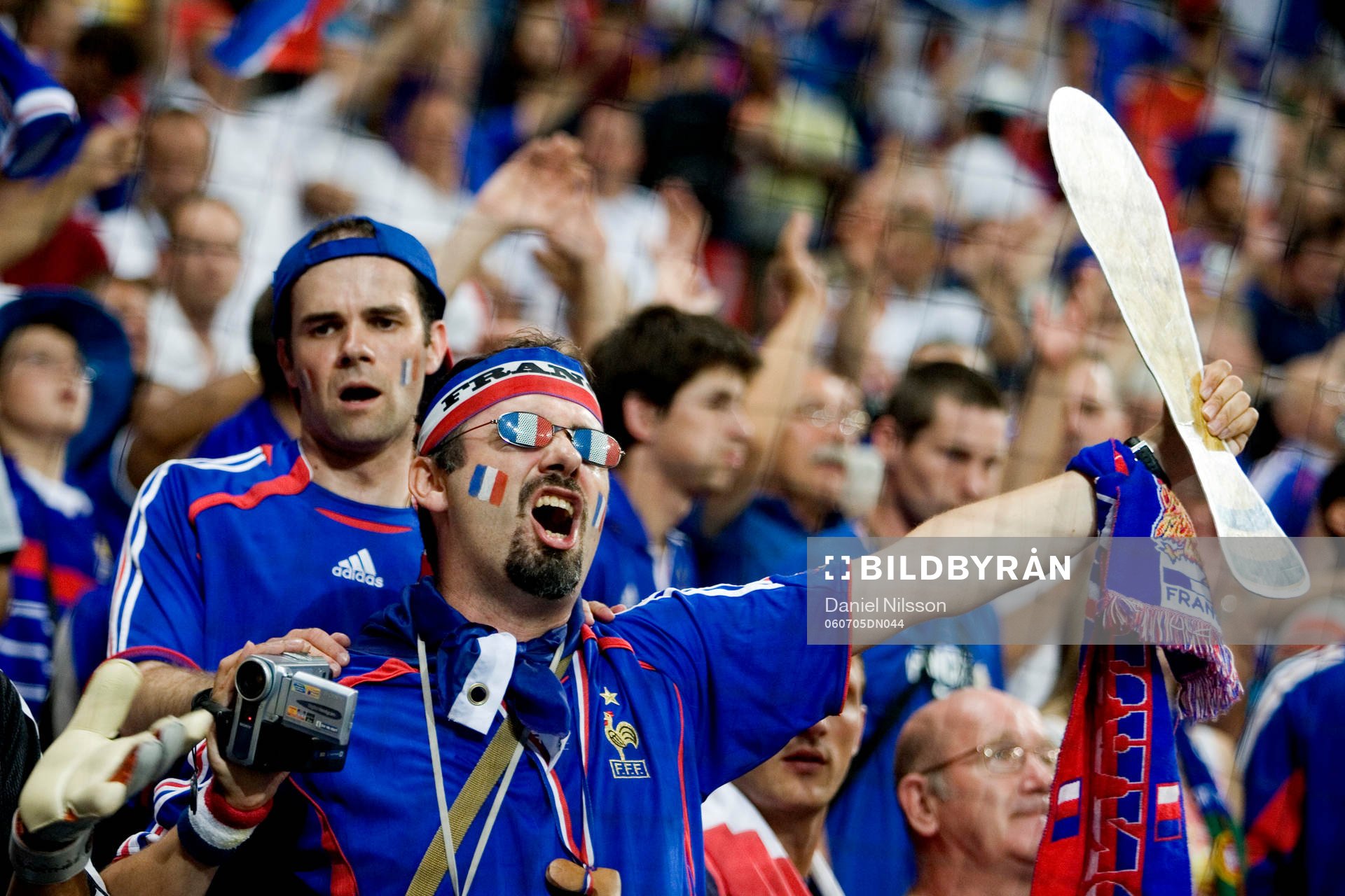 Glada fransmän i publiken. fans, supporter