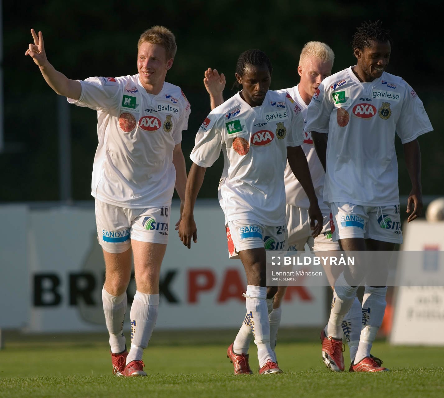  0-1, Kristen Viikmäe har gett Gefle ledningen och grattas av Rene Makondele och Yannick Bapupa, som gjorde 0-2.
