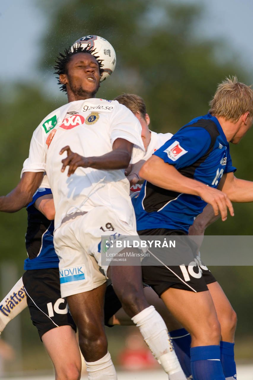  0-2 skytten Yannick Bapupa högst i nickduell.