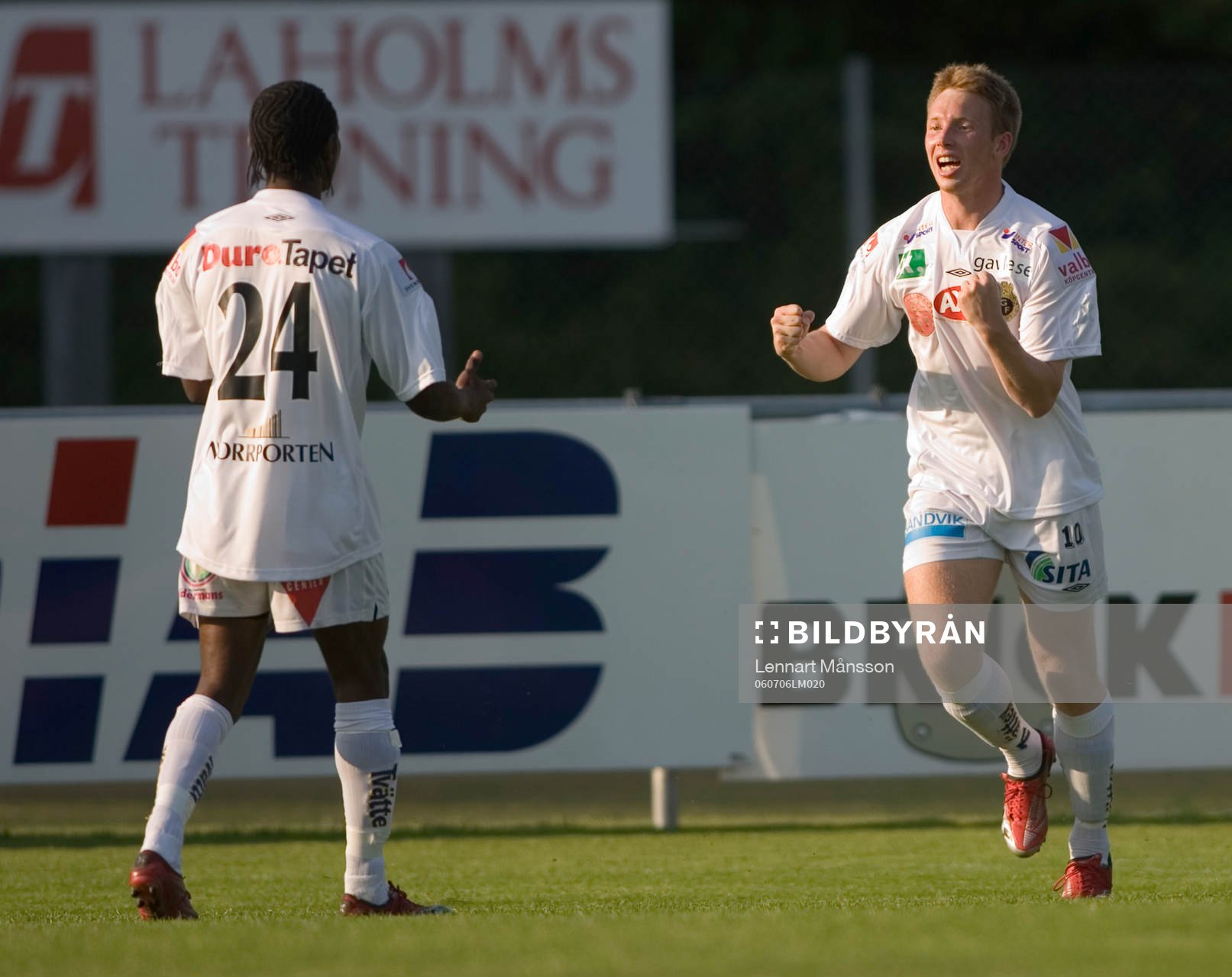  0-1, Kristen Viikmäe har gett Gefle ledningen och grattas av Rene Makondele.