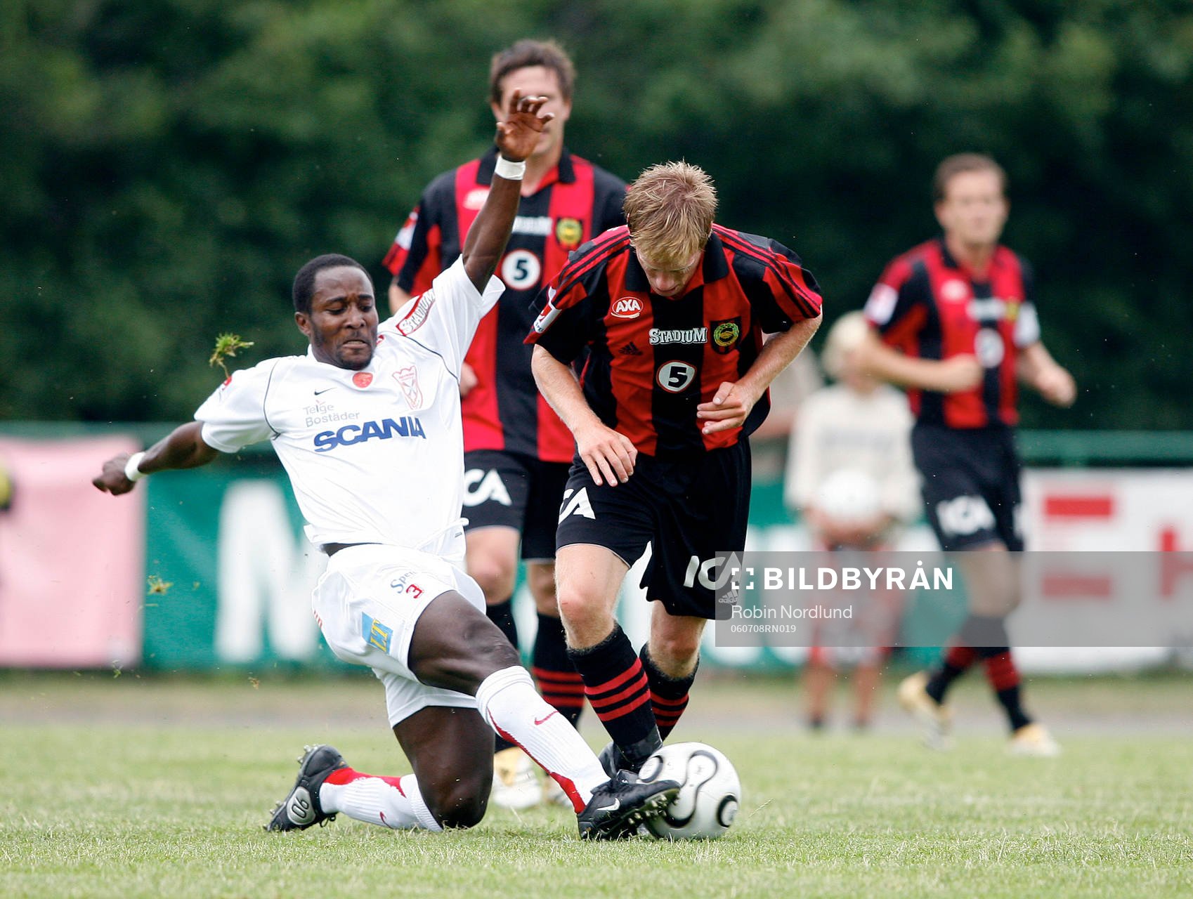 Ibrahim Atiku, Assyriska försöker nå bollen
