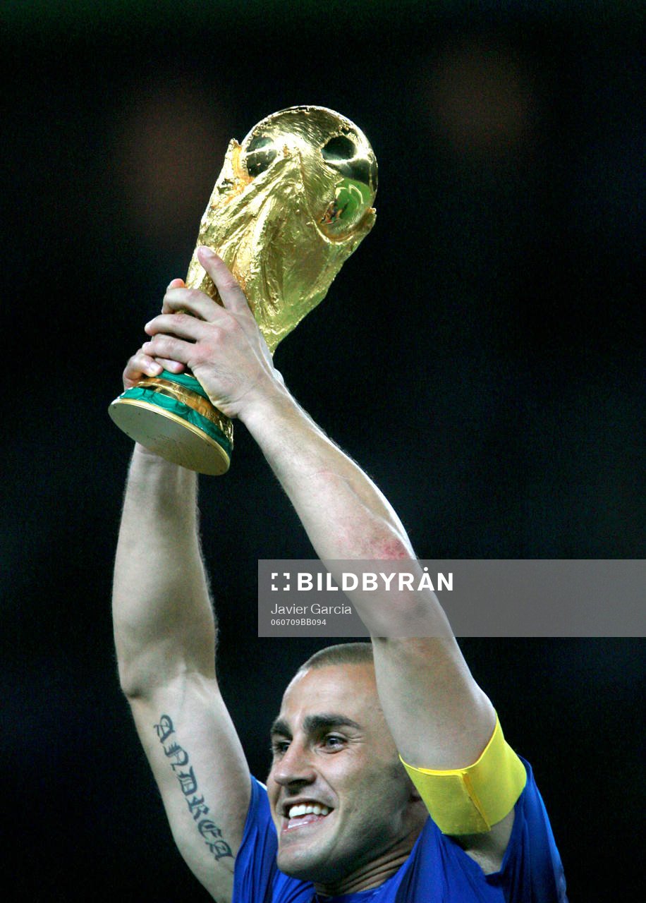  Fabio Cannavaro, Italien, höjer, VM-pokal, pokal, glädje, jubel, världsmästare, guld, buckla.