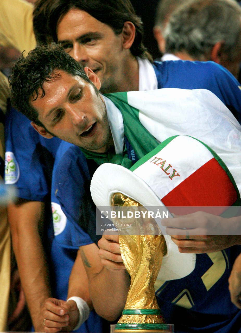  Marco Materazzi, Italien, jubel, glädje, hatt, världsmästare, guld, buckla.