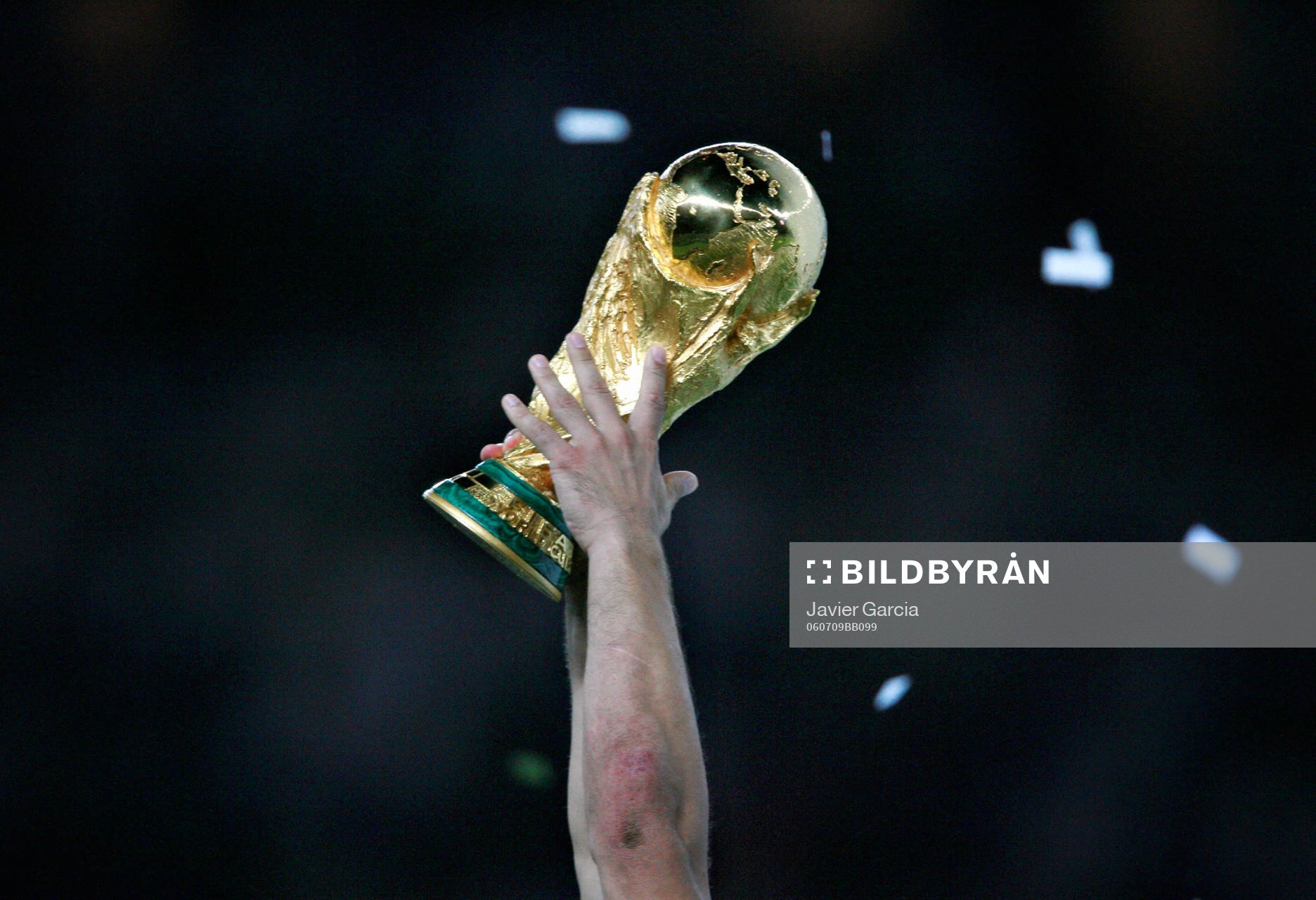 Fabio Cannavaro, Italien, hjöjer pokal, VM-pokal till