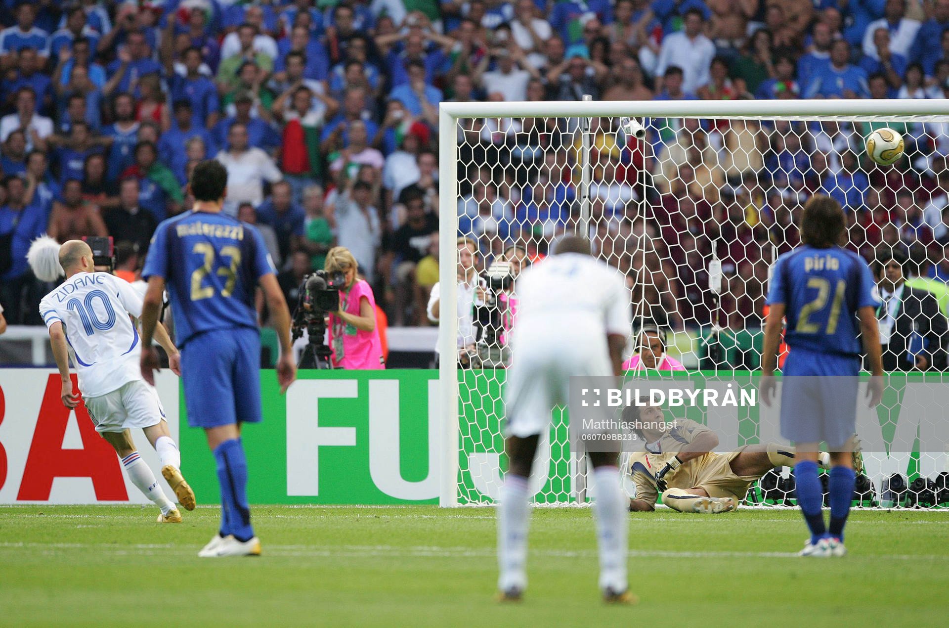Zinedine Zidane gör 1-0 på straff